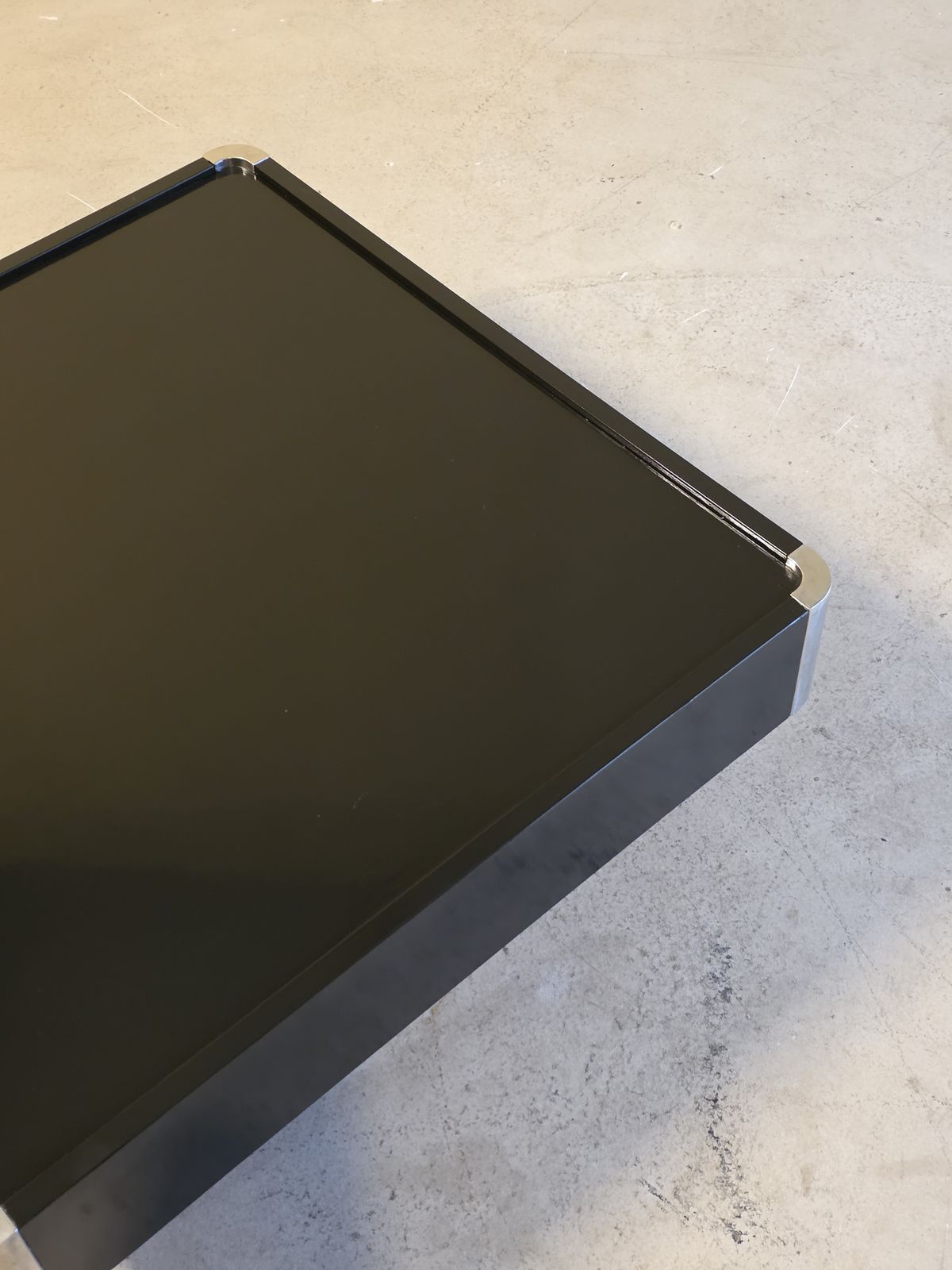 Table basse laquée noire avec détails en chrome, Italie, années 1970 photo buy