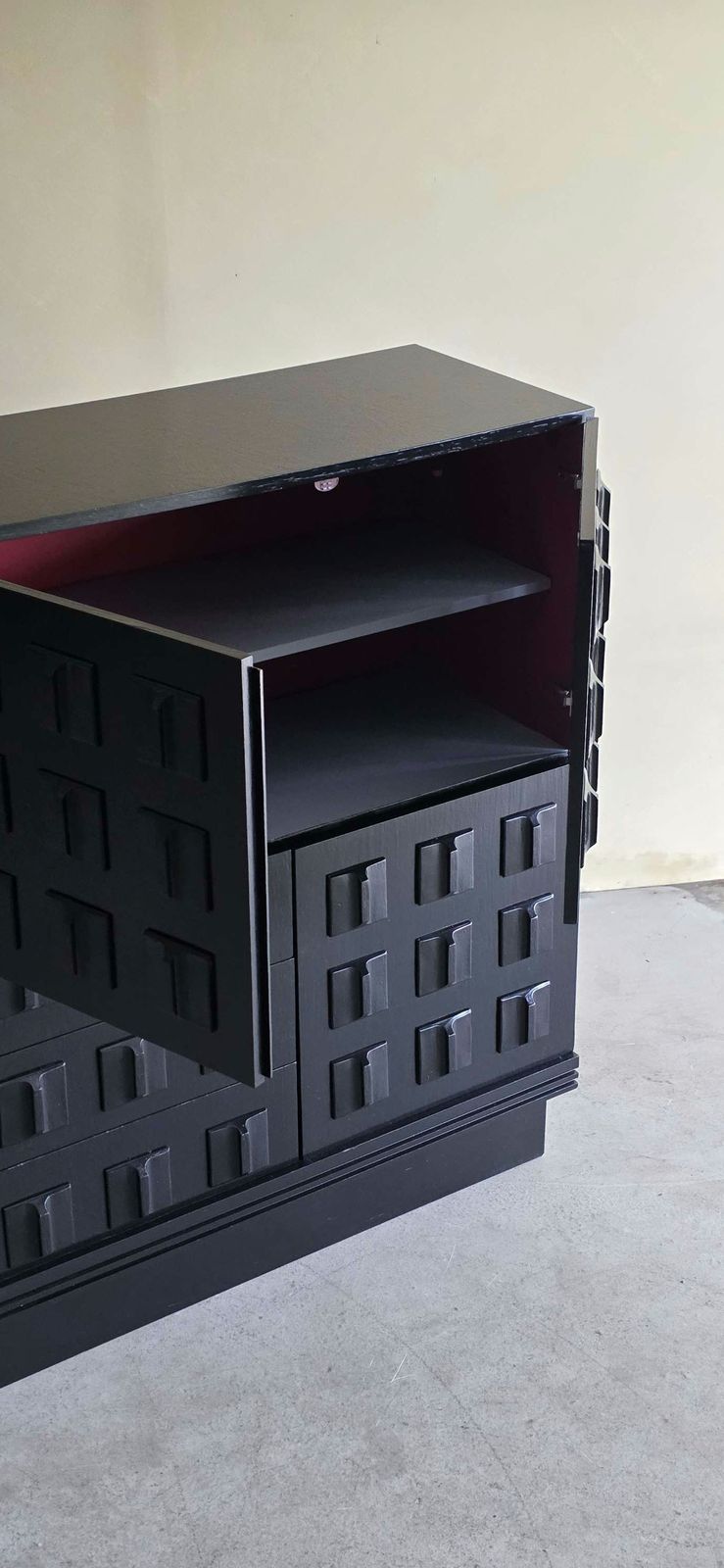 photo furniture Armoire brutaliste noire, Belgique, années 1970