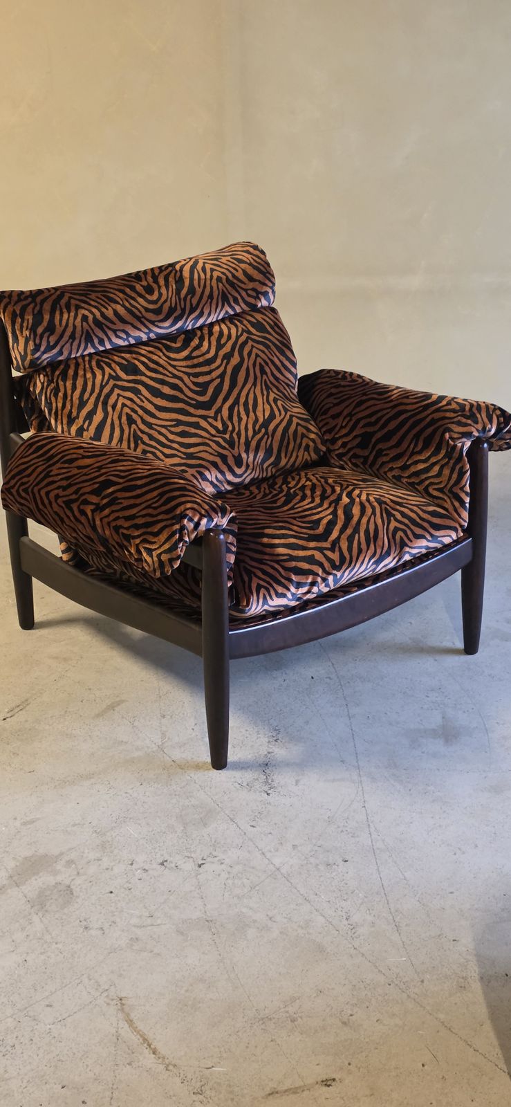 2474.0 Fauteuil vintage avec ottoman en velours zébré orange photo