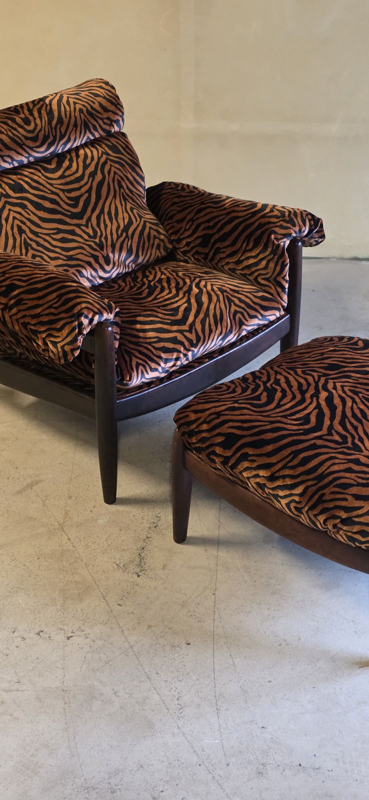 photo vinterior Vintage Armchair With Ottoman In Orange Zebra Velvet Fabric