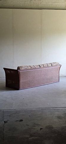 photo furniture Vintage driezitsbank in rotan en riet met luipaardprint bekleding