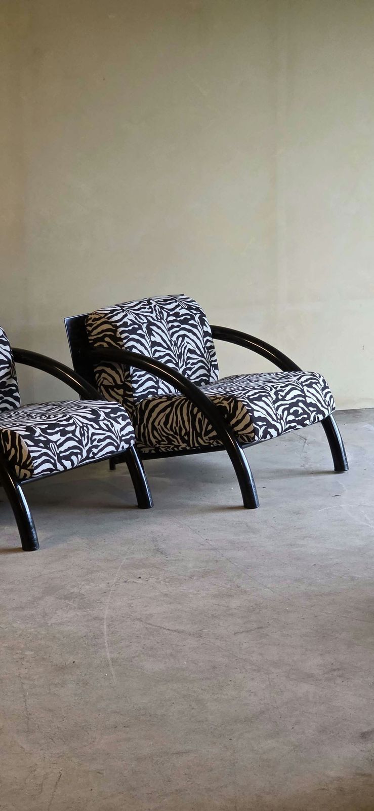 Ensemble de fauteuils post-modernes noirs à motif géométrique, coussins imprimé zèbre photo furniture