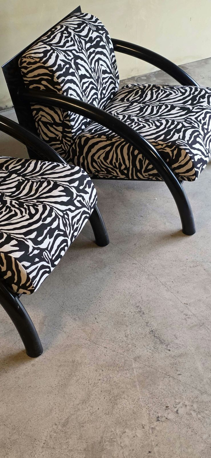 Ensemble de fauteuils post-modernes noirs à motif géométrique, coussins imprimé zèbre photo vinterior