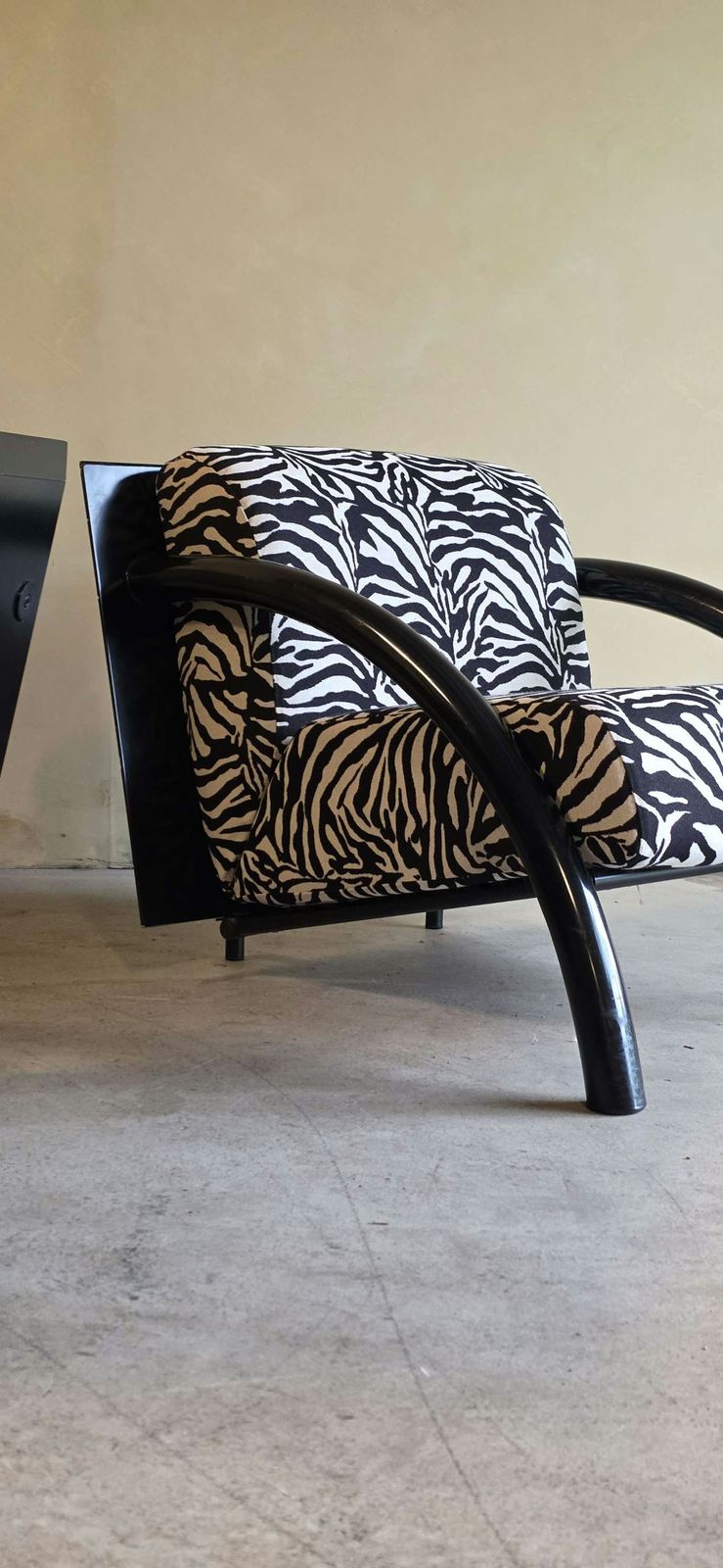 Ensemble de fauteuils post-modernes noirs à motif géométrique, coussins imprimé zèbre photo buy