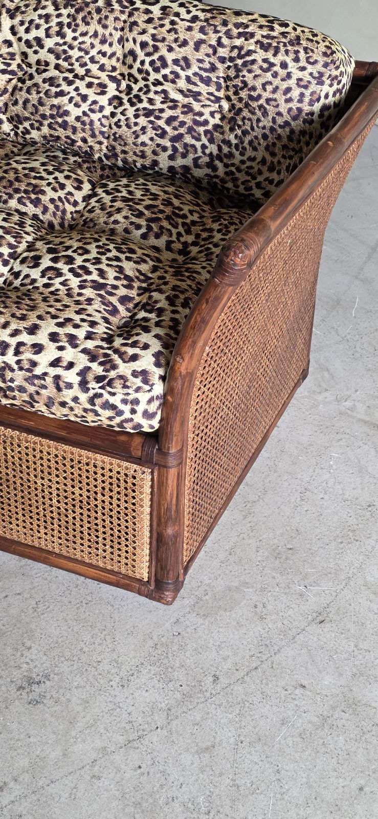 Fauteuil de salon vintage 2 places en rotin et roseau, revêtement imprimé léopard photo Mobilier