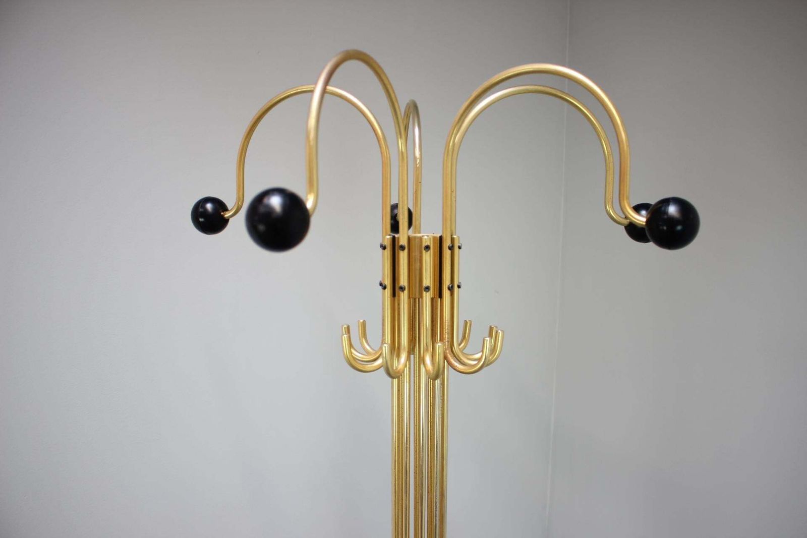Italiaanse Postmodern kapstok van messing met zwarte houten eindknoppen, ca. 1980–1985 photo furniture