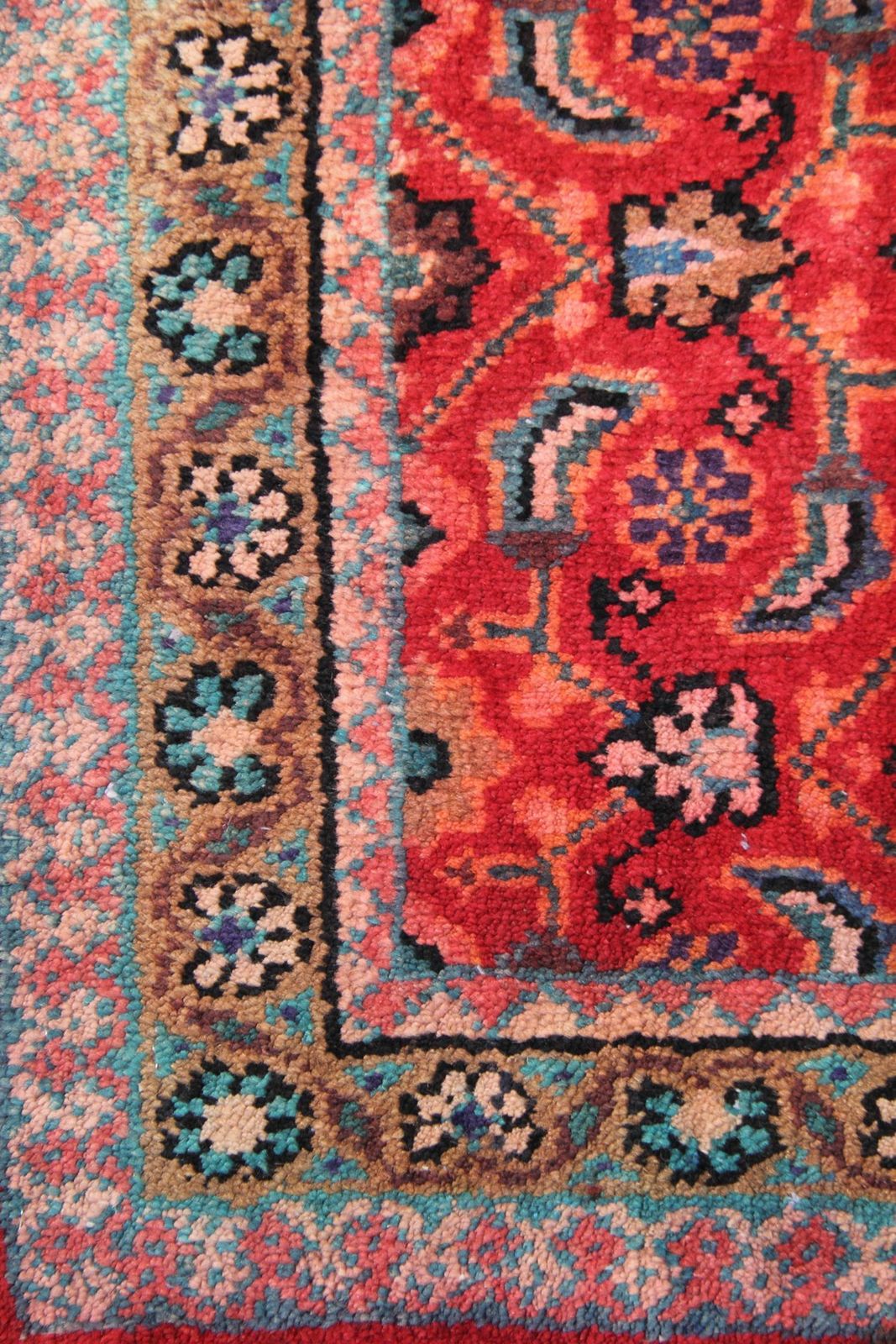 Traditioneel wollen loperkleed, handgeweven tapijt, oosters rood trapkleed photo Textiel