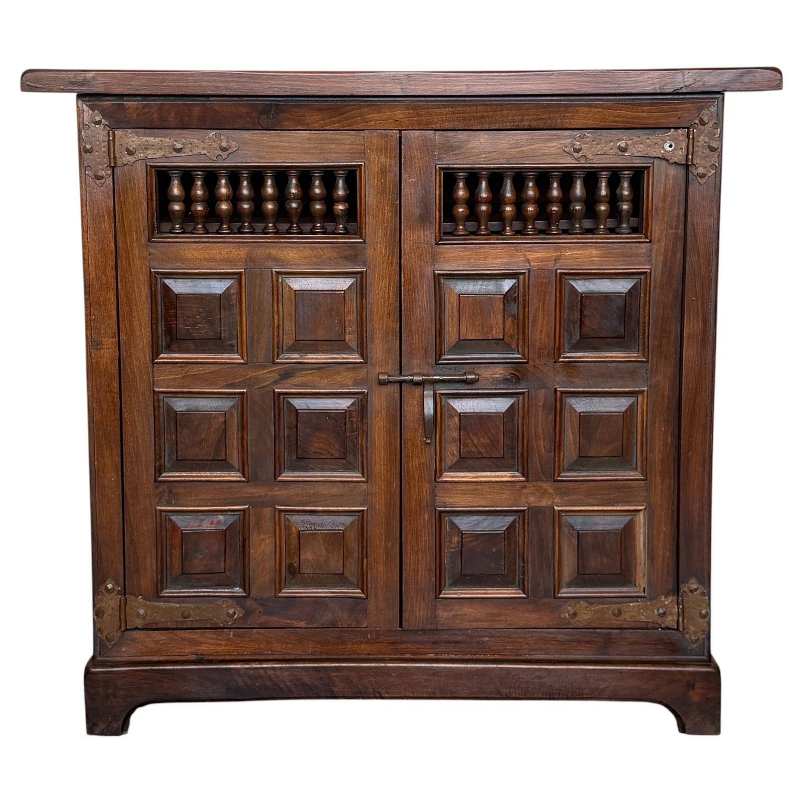 Cabinet espagnol d'époque en noyer, portes à panneaux sculptés à la main