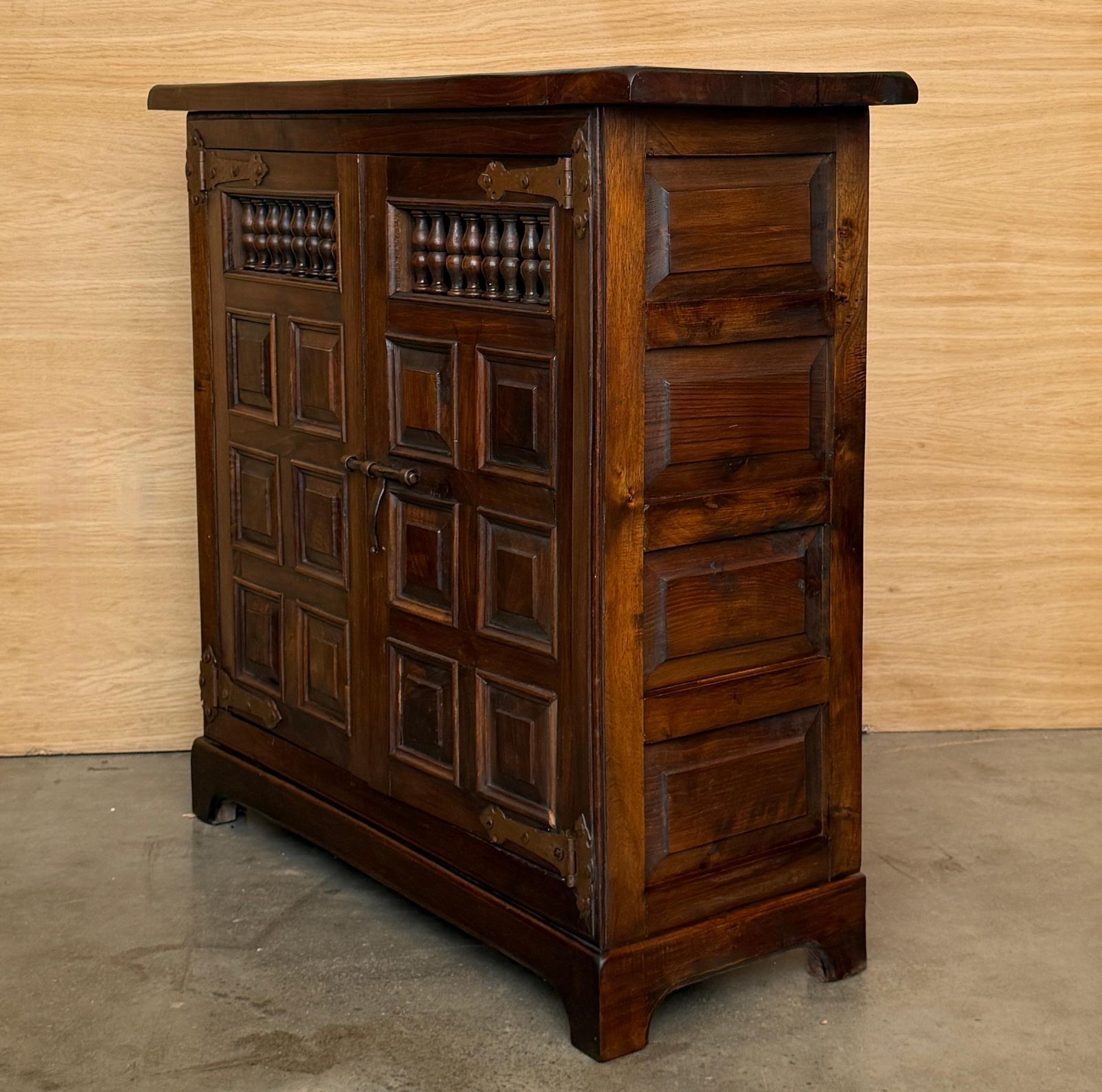 Cabinet espagnol d'époque en noyer, portes à panneaux sculptés à la main photo 2122.0