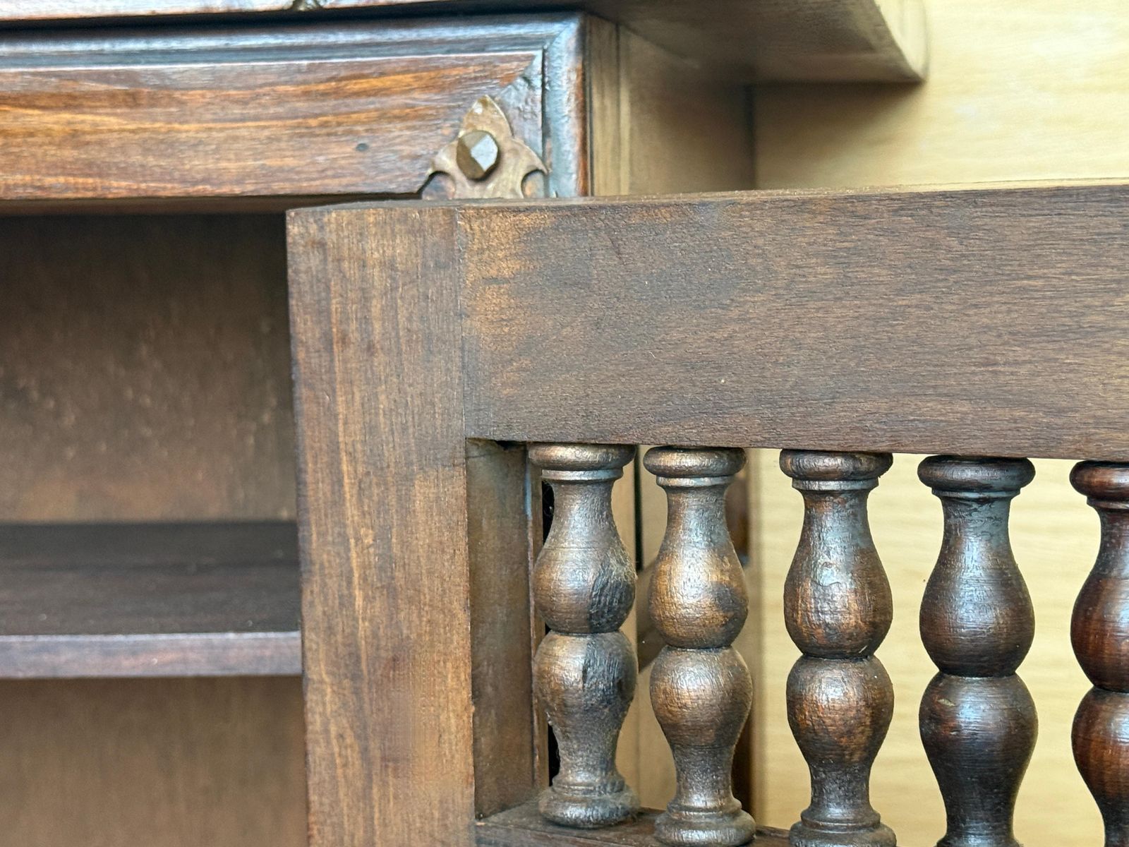 photo furniture Cabinet espagnol d'époque en noyer, portes à panneaux sculptés à la main