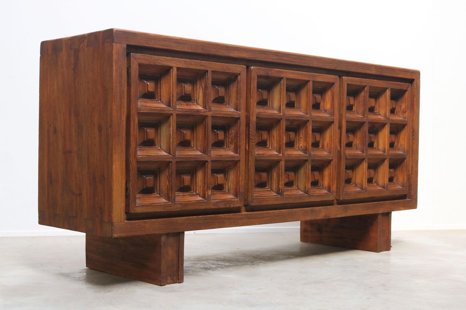 photo vinterior Zeldzaam mid-century design dressoir van Biosca, Spanje, Brutalist, 1960, gebeitst grenenhout