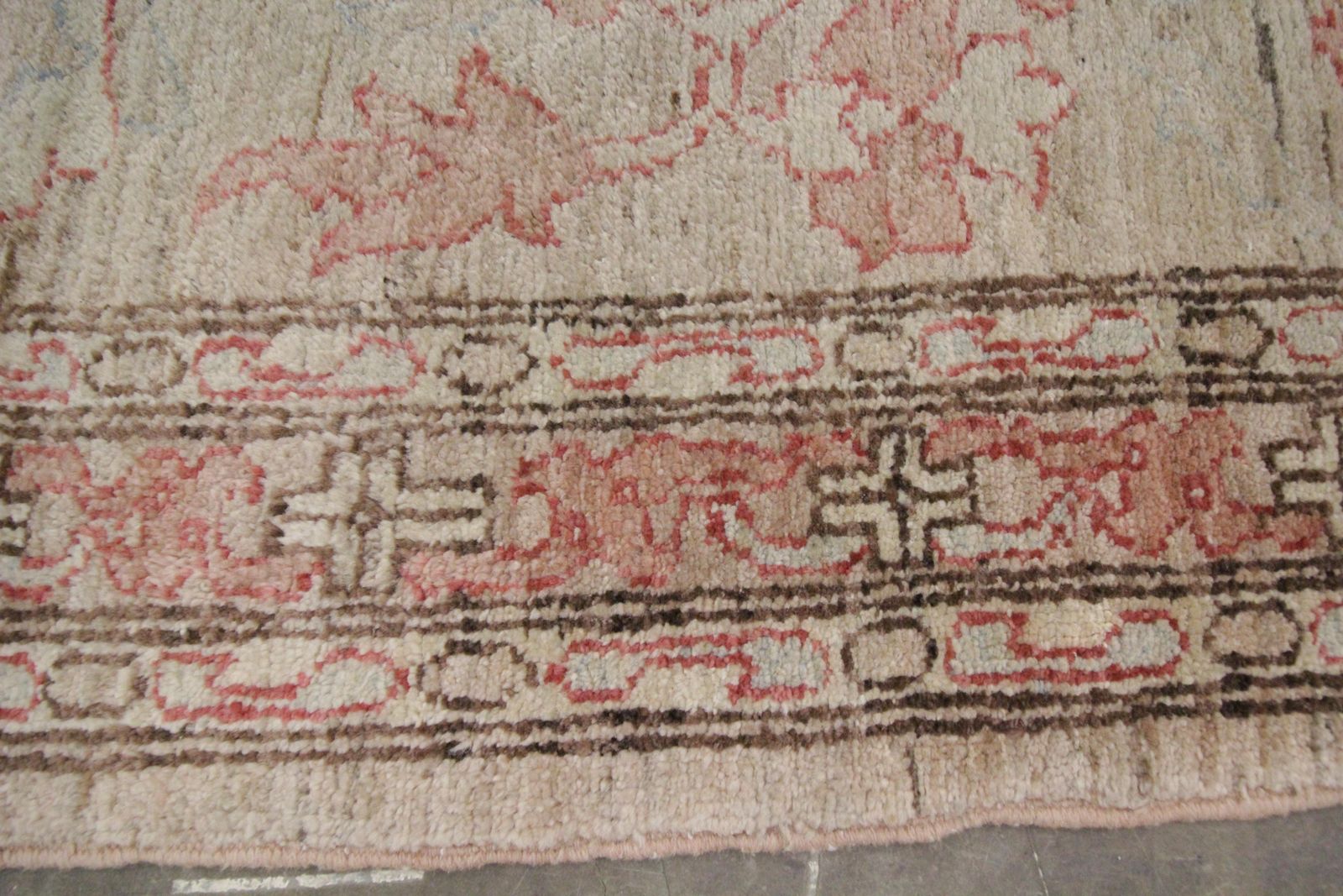Traditioneel handgemaakt beige wollen loperkleed, lang oosters bloemmotief tapijt photo vintage