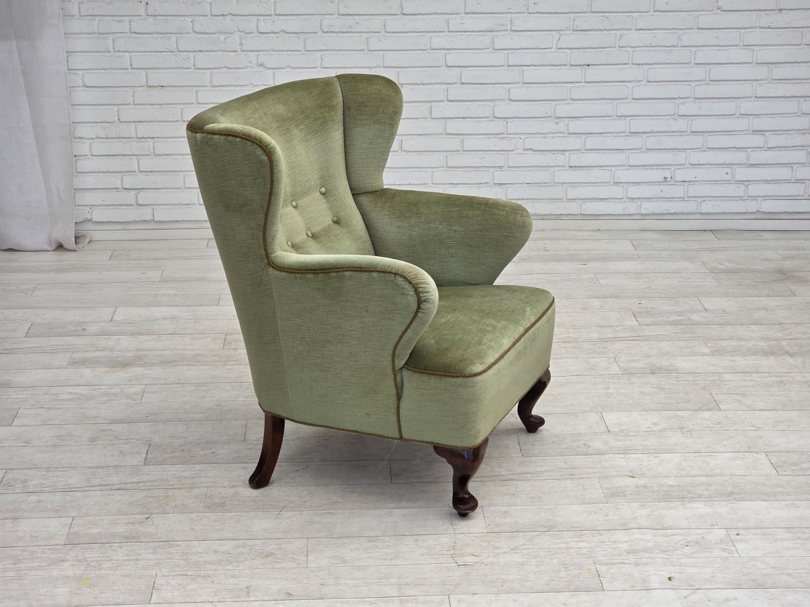 Ca. jaren 1960, Scandinavische fauteuil, groen meubelvelours, eikenhouten poten. photo furniture