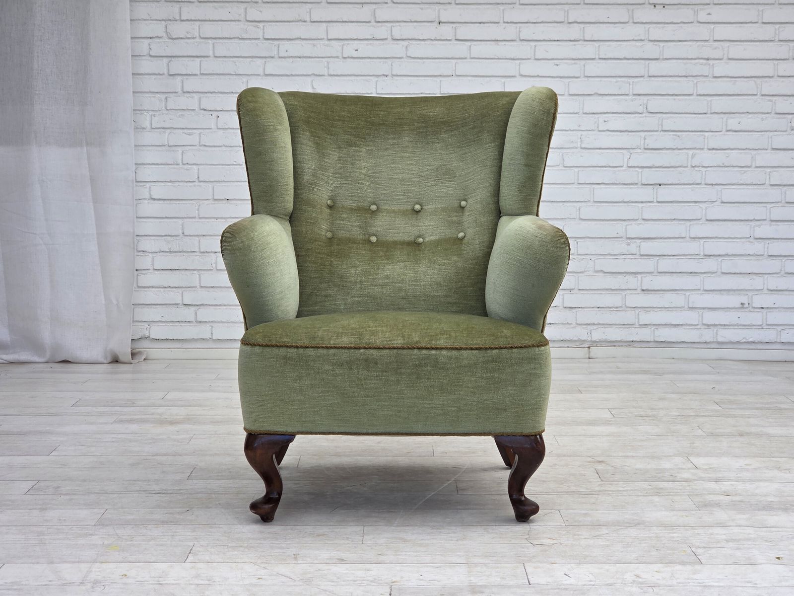 Ca. jaren 1960, Scandinavische fauteuil, groen meubelvelours, eikenhouten poten. photo 1320.0