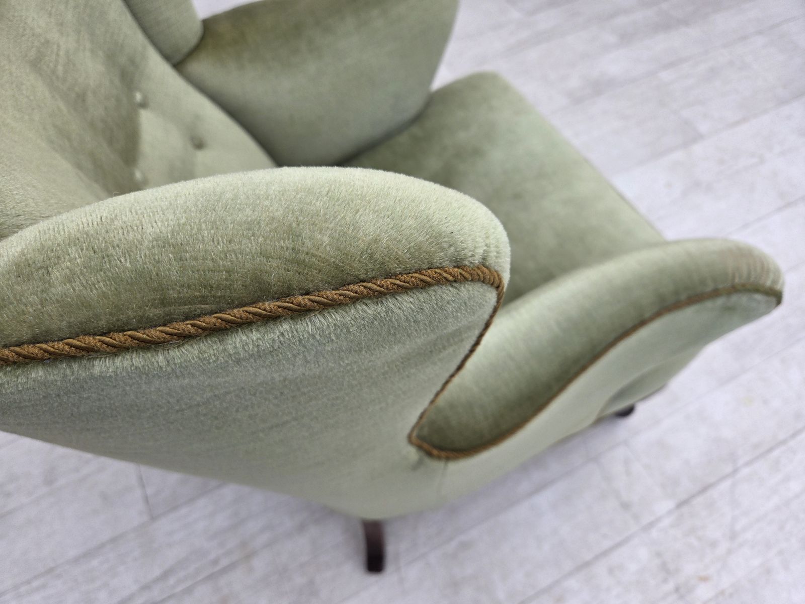 photo furniture Ca. jaren 1960, Scandinavische fauteuil, groen meubelvelours, eikenhouten poten.
