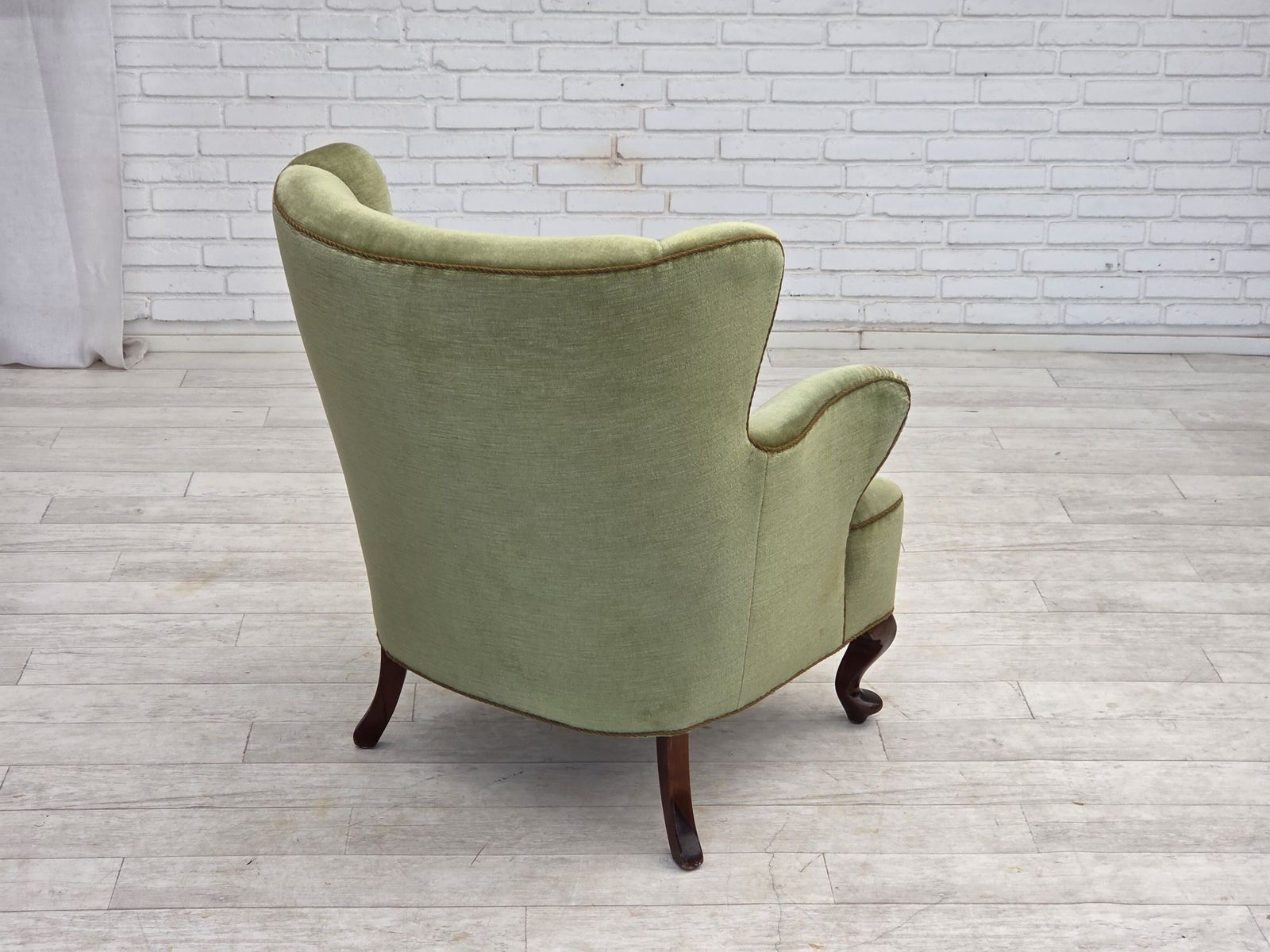 photo for sale Ca. jaren 1960, Scandinavische fauteuil, groen meubelvelours, eikenhouten poten.