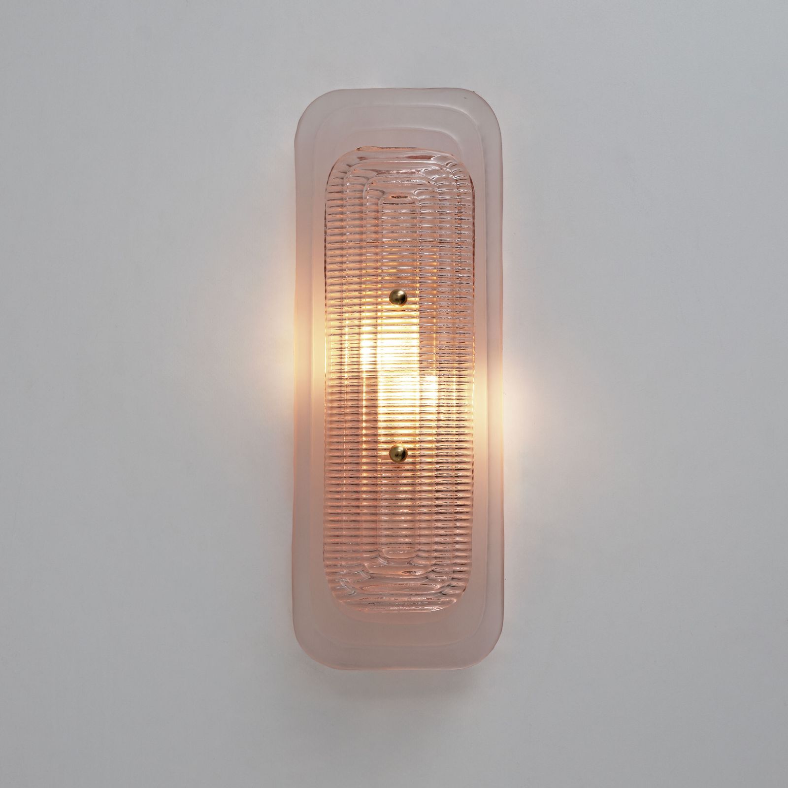 Paar art deco wandlampen van mat en glanzend roze Murano-glas en messing photo Verlichting