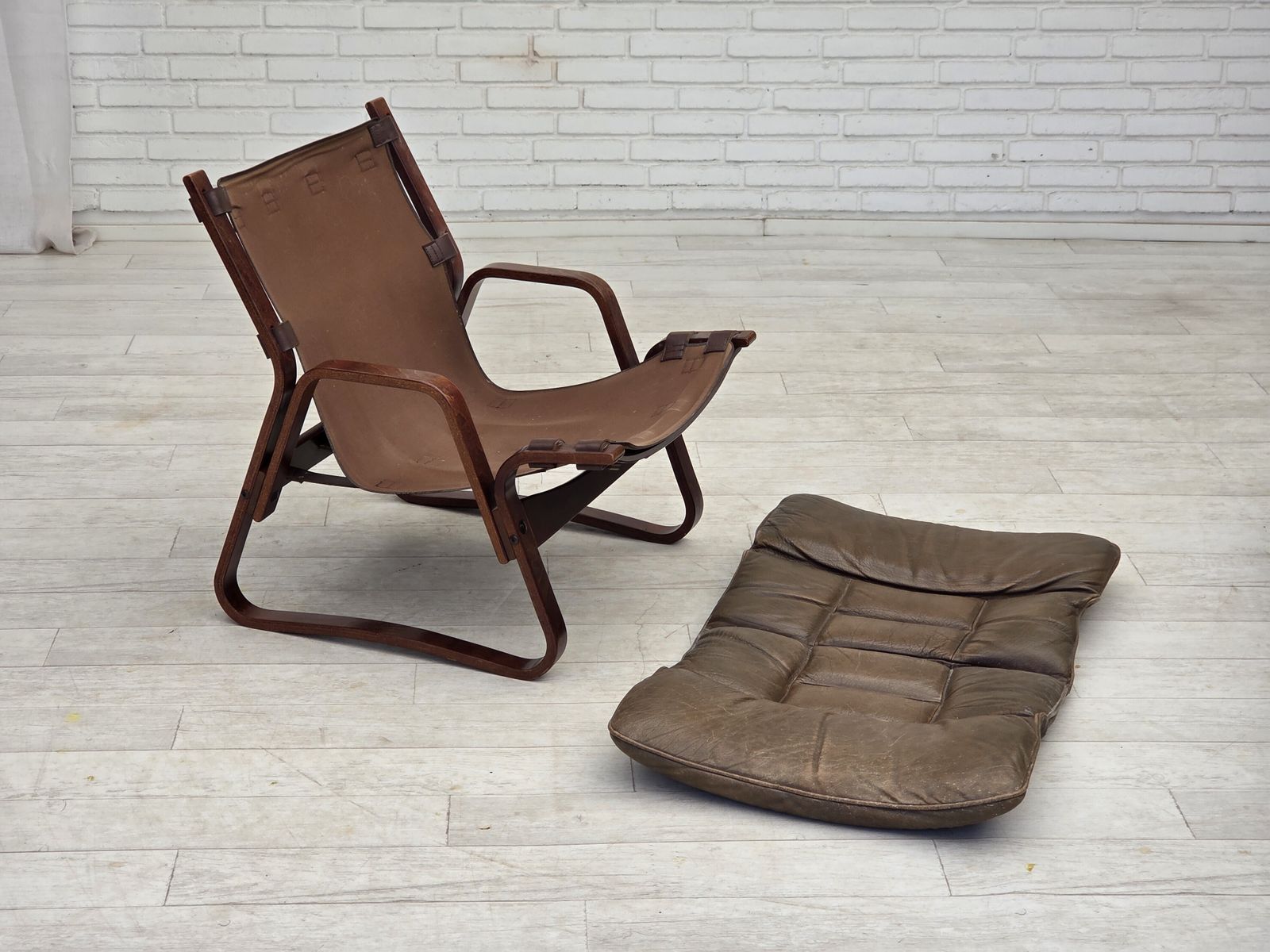 Ca. jaren 1970, Noorse loungestoel, bruin meubeleer. photo vinterior
