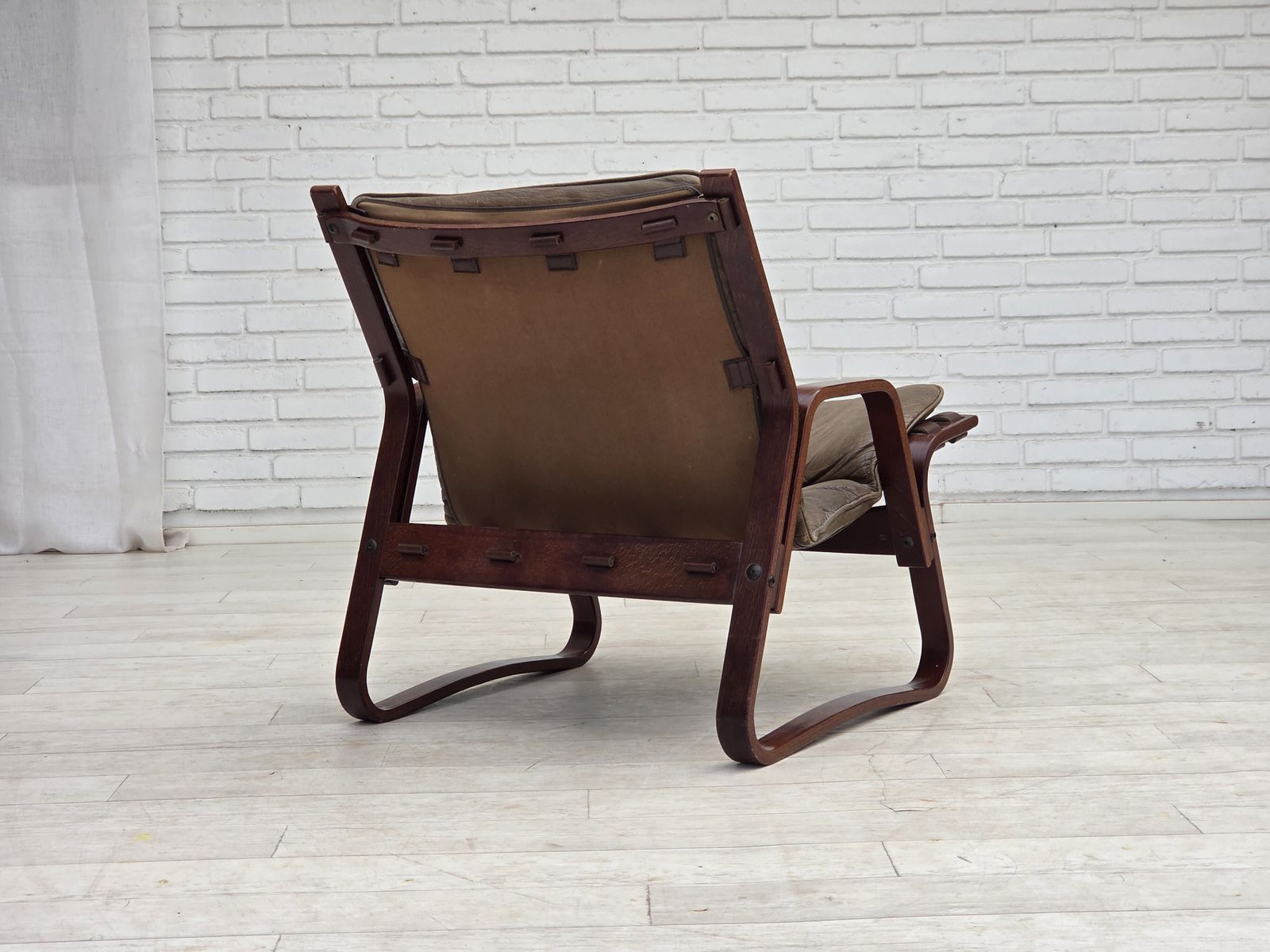 photo vintage Ca. jaren 1970, Noorse loungestoel, bruin meubeleer.