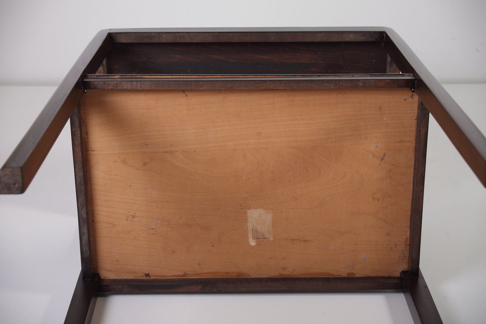Meubels Modernistische eiken bijzettafel van Thonet, ca. jaren 1950 photo