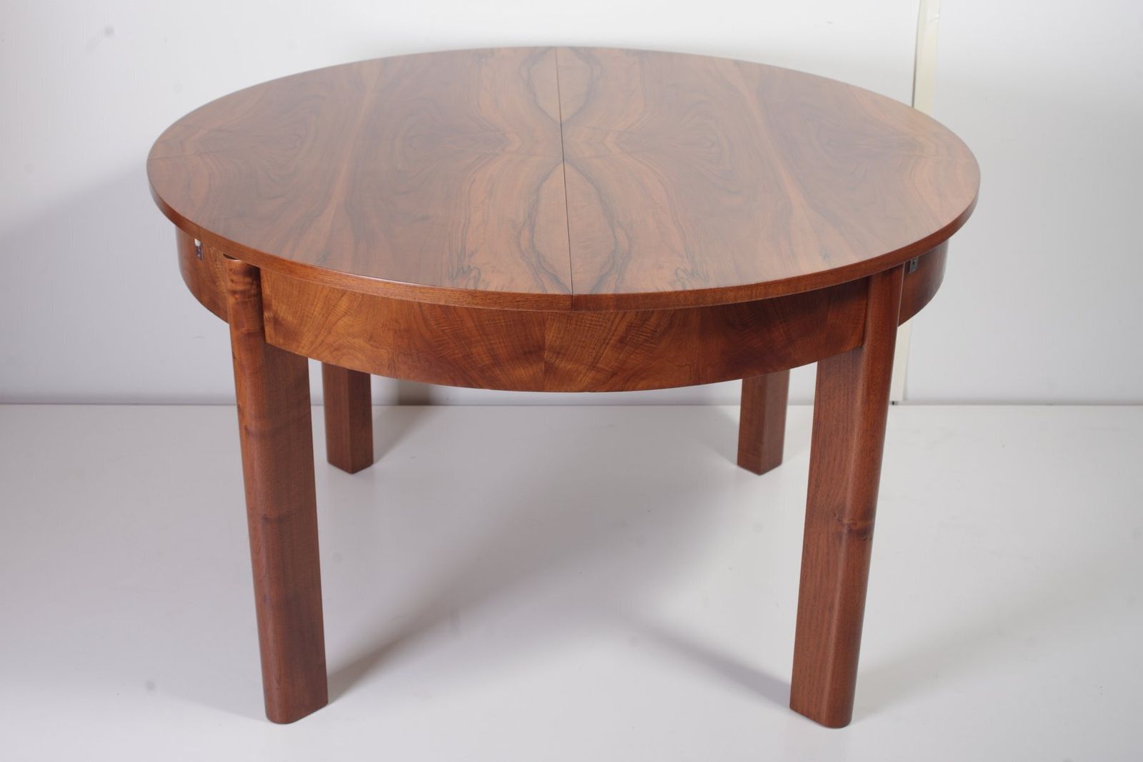 Ronde Uitschuifbare Eettafel H 183 in Walnoot door Jindrich Halabala voor UP Závody, jaren 1930