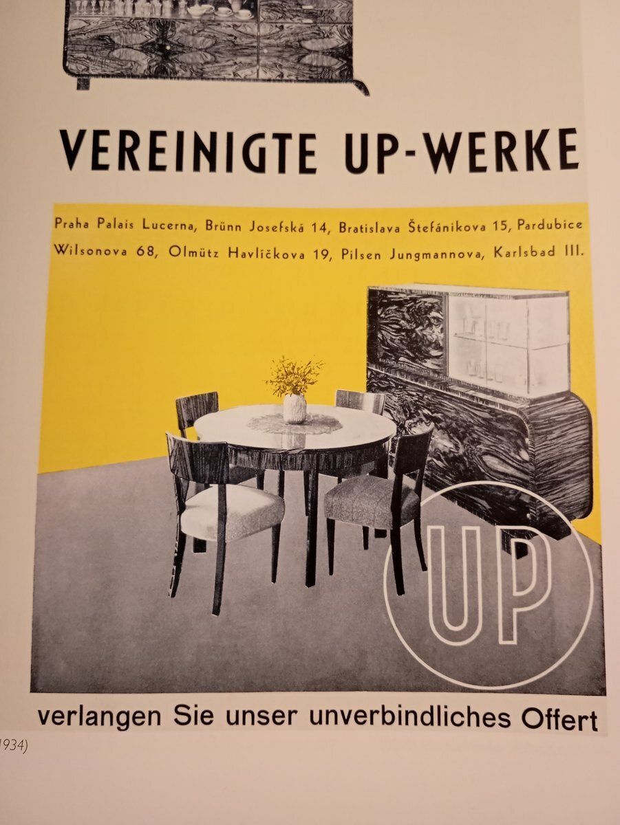 Meubels Ronde Uitschuifbare Eettafel H 183 in Walnoot door Jindrich Halabala voor UP Závody, jaren 1930 photo