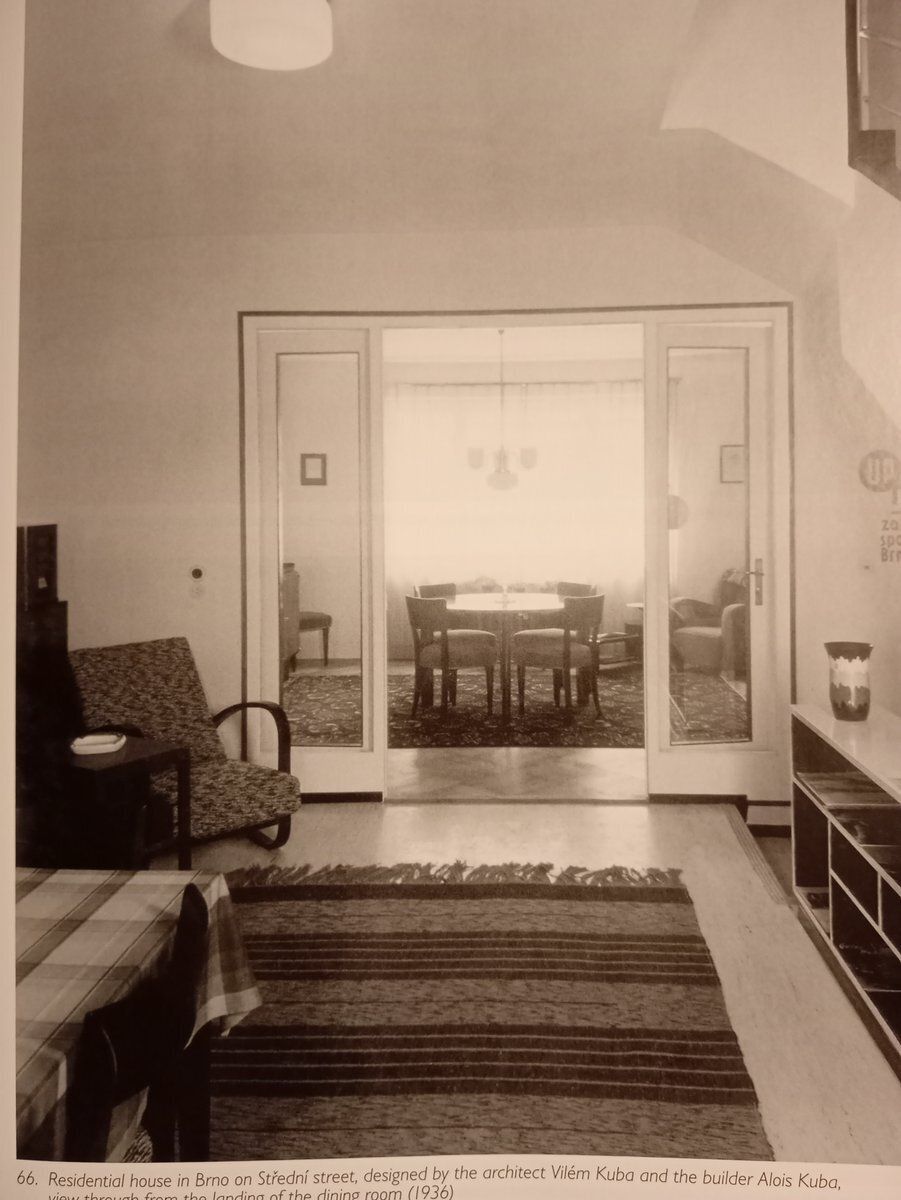 photo vinterior Ronde Uitschuifbare Eettafel H 183 in Walnoot door Jindrich Halabala voor UP Závody, jaren 1930