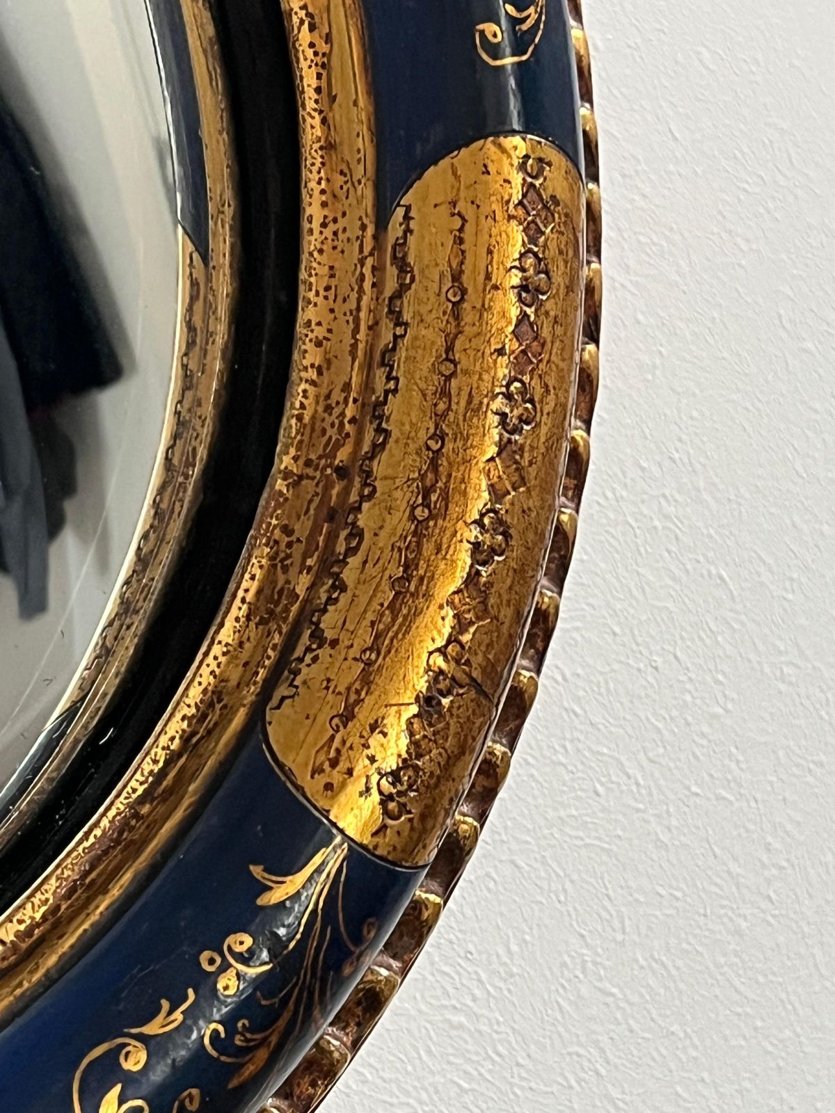 photo for sale Ronde Convexe Wandspiegel, Houten Lijst Blauw en Verguld, Fijn Detail, Begin 20e Eeuw