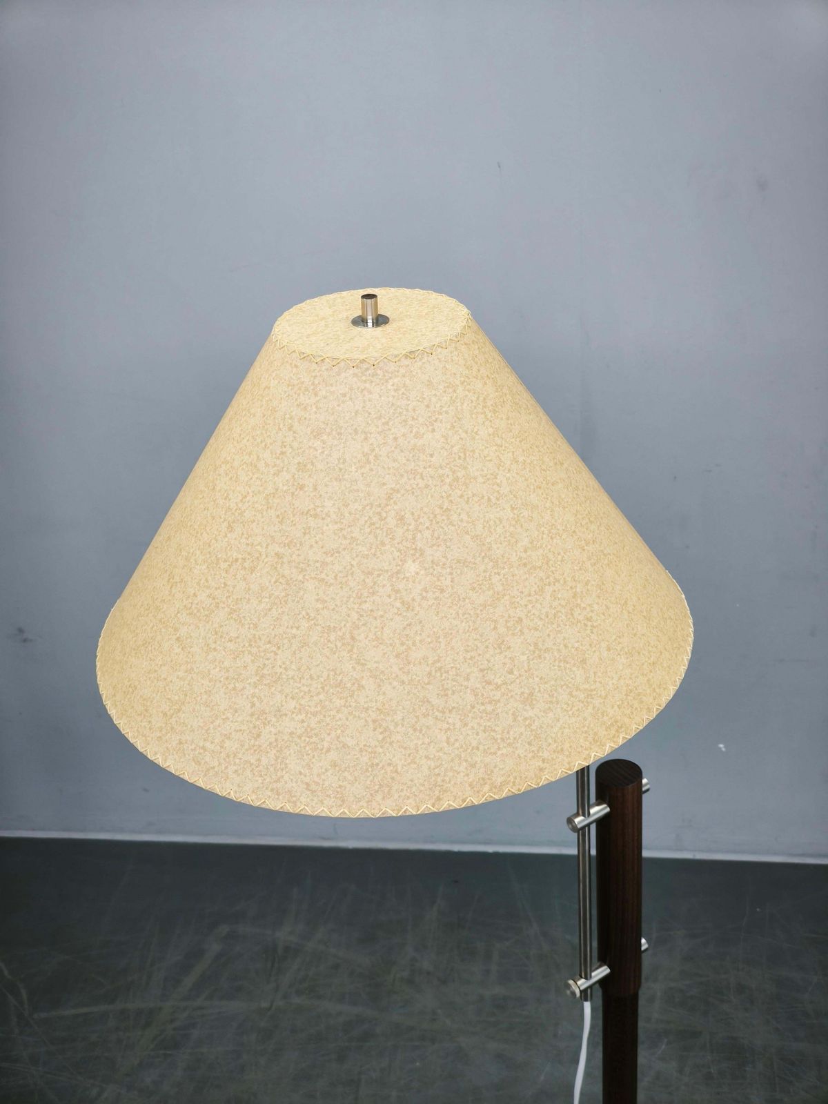 photo furniture Verstelbare Duitse vloerlamp uit de jaren 1970 van eikenhout en metaal met handgemaakte papieren kap