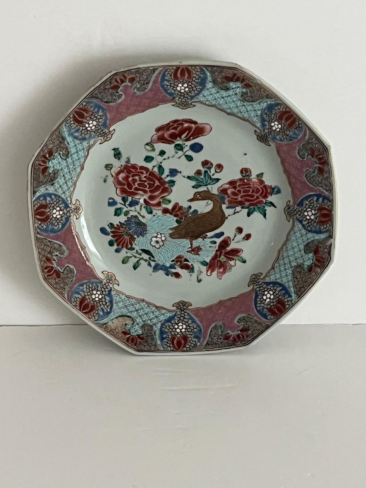 Handgeschilderd Chinees porseleinen bord met vergulde gans, Yongzheng, 18e eeuw photo furniture