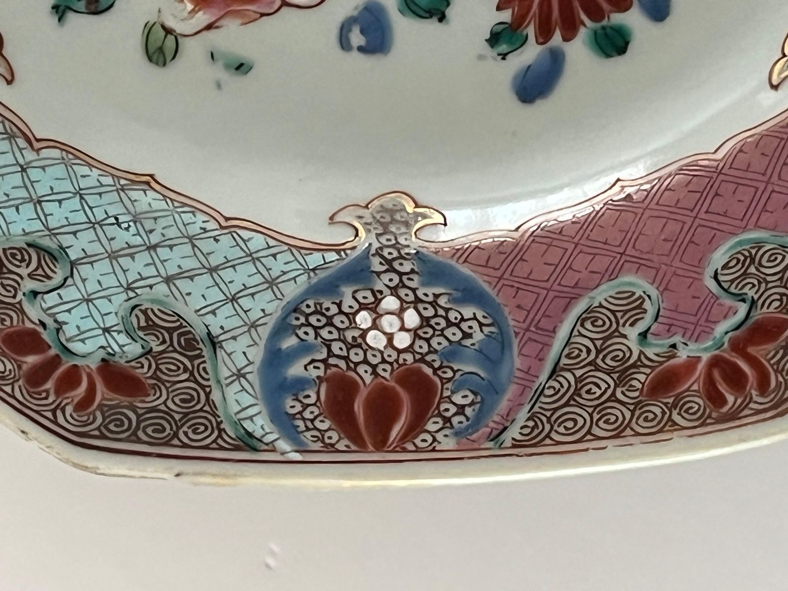 Handgeschilderd Chinees porseleinen bord met vergulde gans, Yongzheng, 18e eeuw photo vinterior