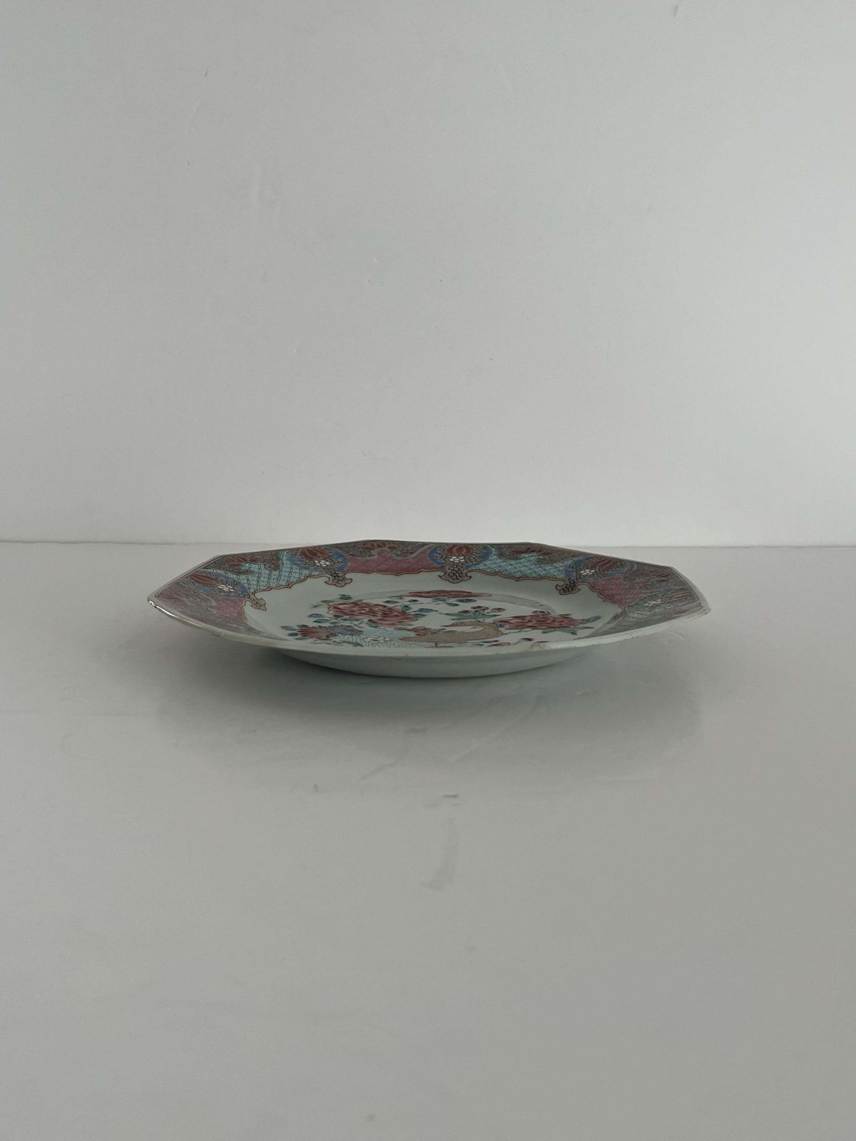 photo furniture Handgeschilderd Chinees porseleinen bord met vergulde gans, Yongzheng, 18e eeuw