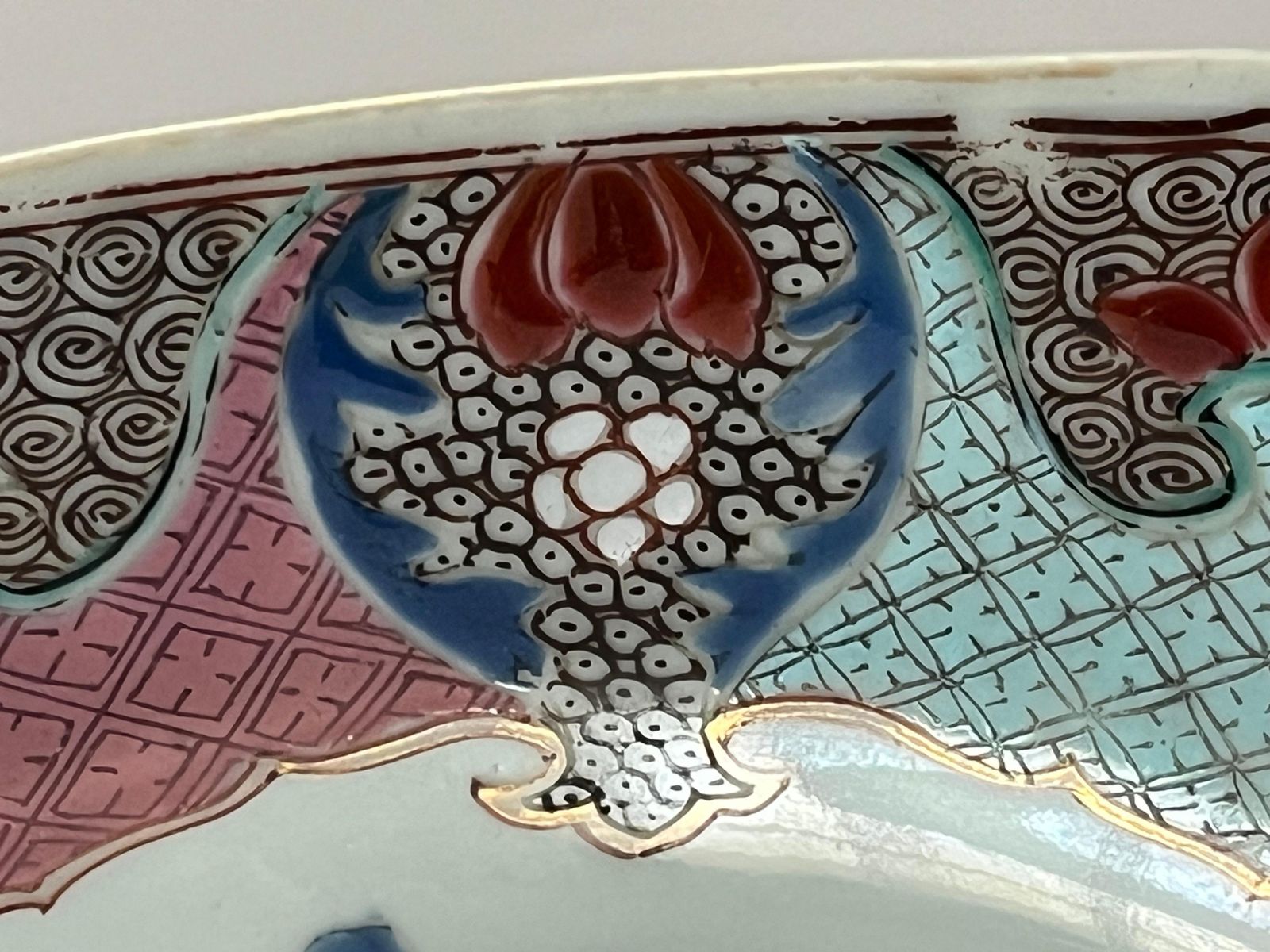 Woonaccessoires Handgeschilderd Chinees porseleinen bord met vergulde gans, Yongzheng, 18e eeuw photo