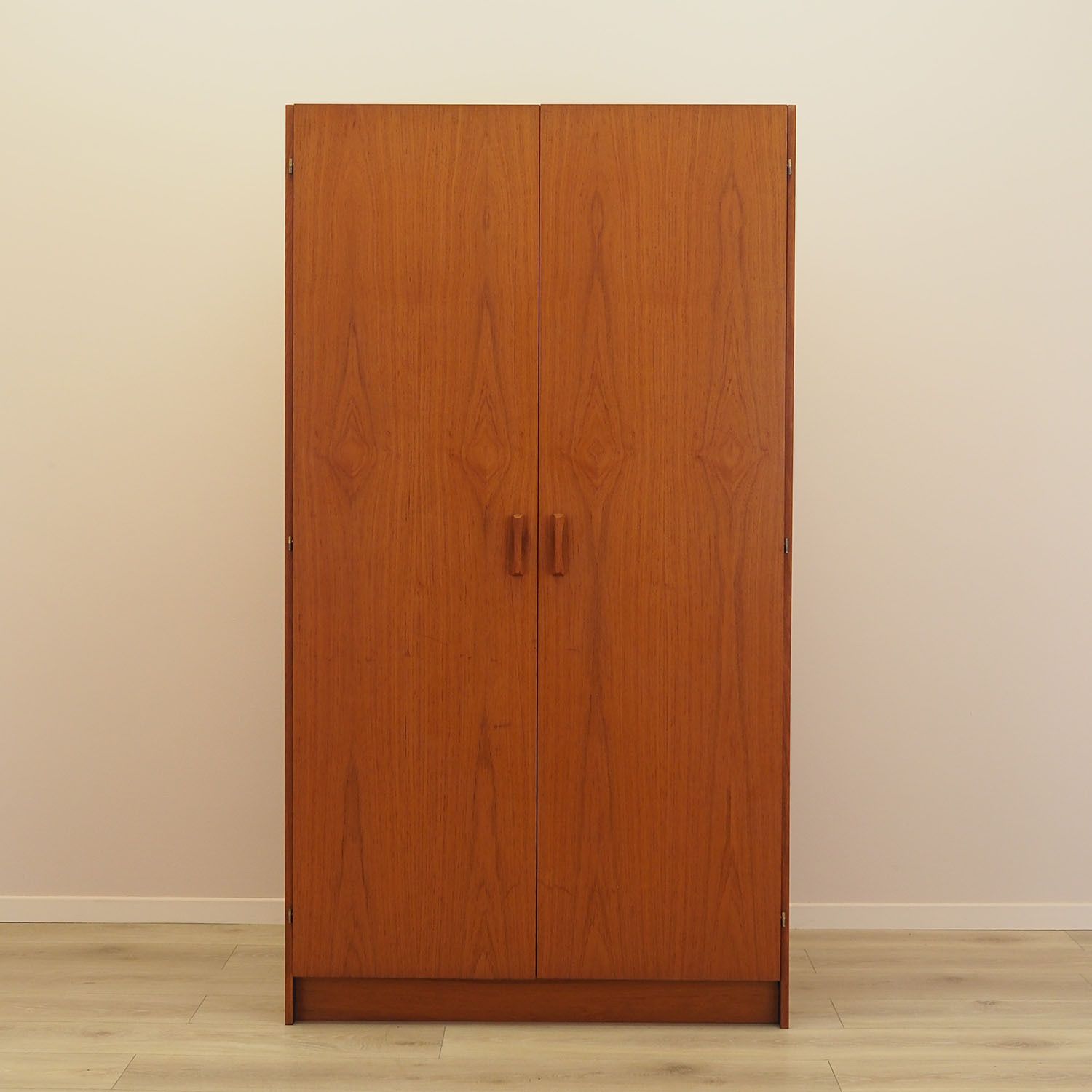 Teakhouten kledingkast, Deens design, jaren 1970, gemaakt in Denemarken photo furniture