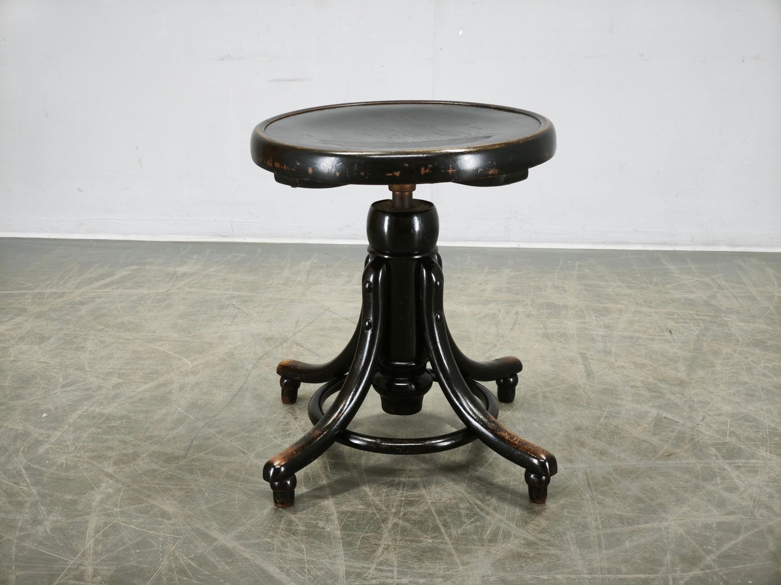 Thonet-stijl verstelbare gebogen houten pianokruk, Tsjecho-Slowakije, jaren 1930 photo furniture