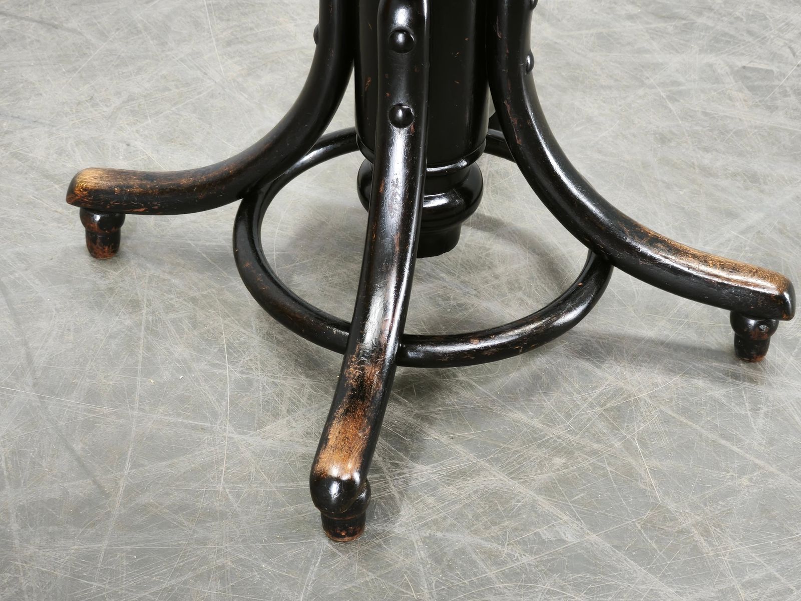 Thonet-stijl verstelbare gebogen houten pianokruk, Tsjecho-Slowakije, jaren 1930 photo vinterior