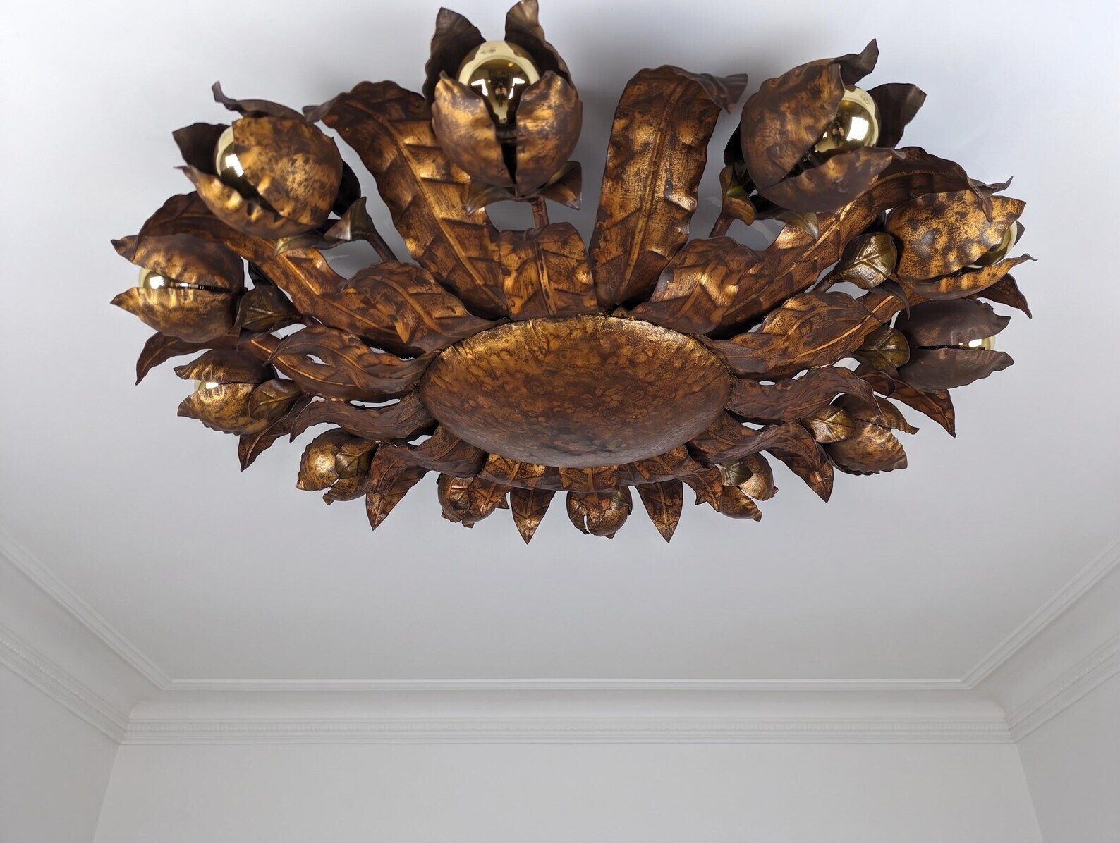 Grand plafonnier mid-century en forme de soleil, métal doré à motif floral, années 1950 photo furniture