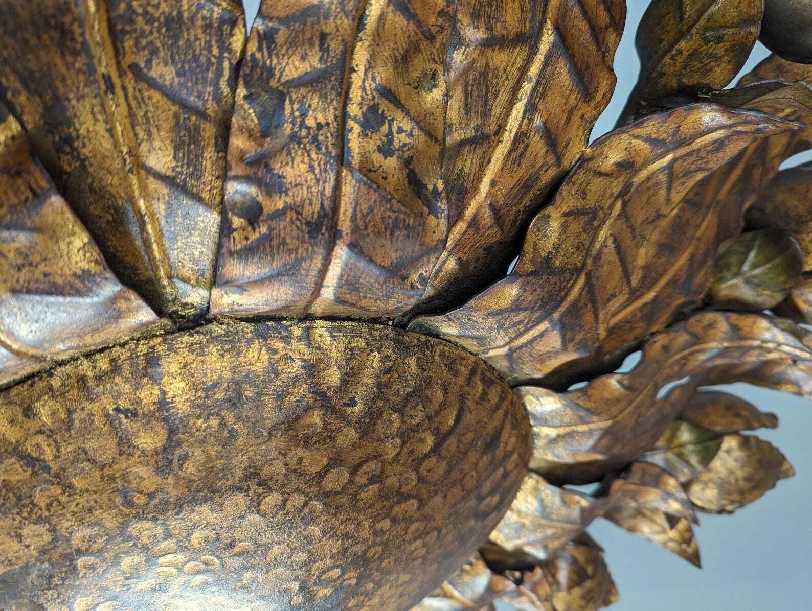 photo furniture Grand plafonnier mid-century en forme de soleil, métal doré à motif floral, années 1950