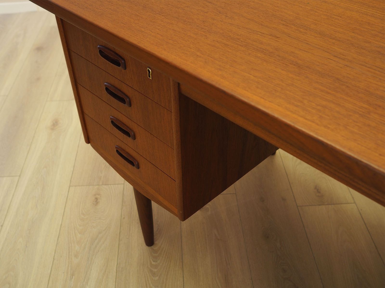 photo for sale Teakhouten bureau, Deens design, jaren 1970, gemaakt in Denemarken