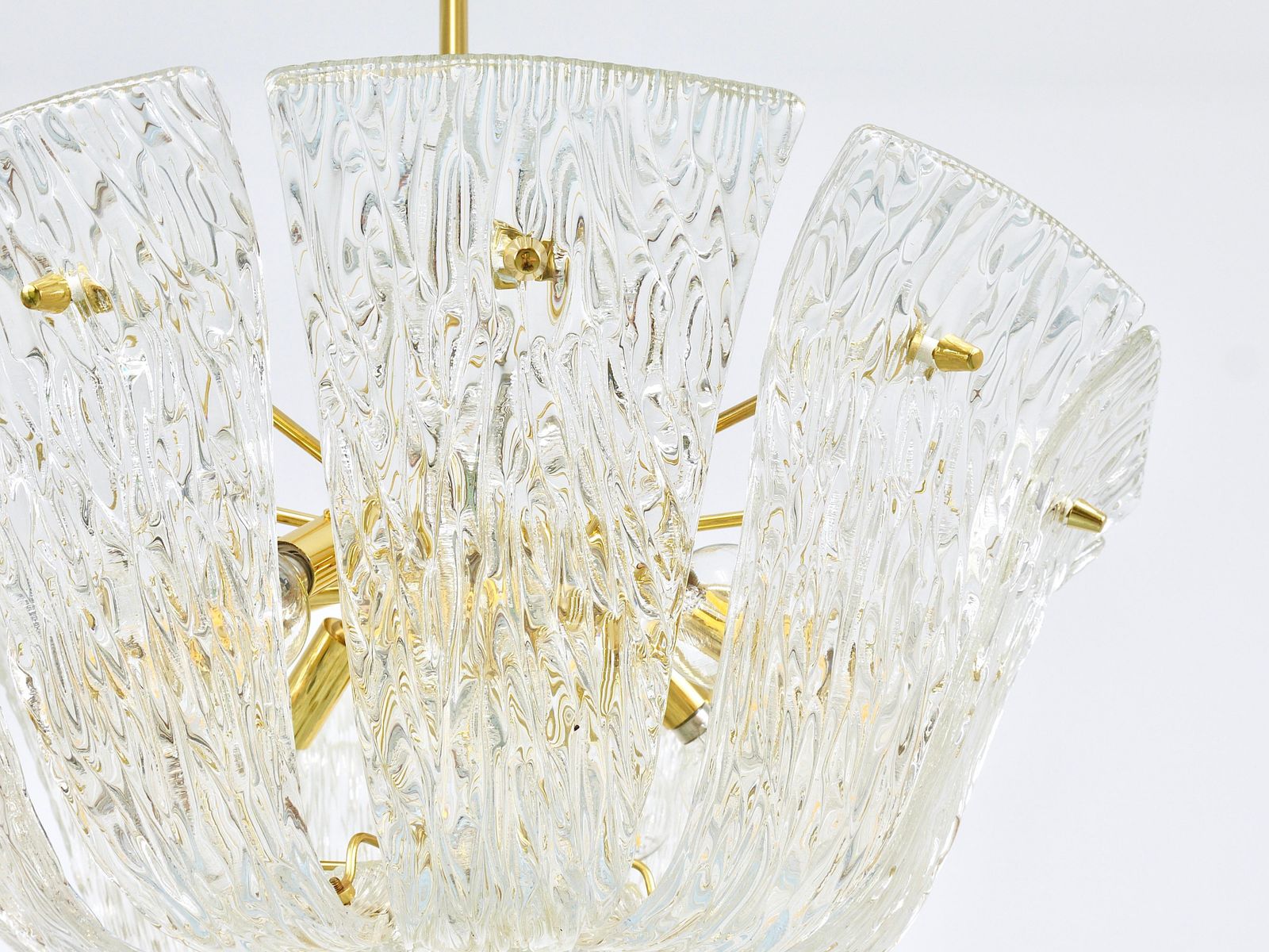 Grote J.T. Kalmar gebogen mand-kroonluchter, messing & getextureerd glas, Wenen, 1950 photo Verlichting