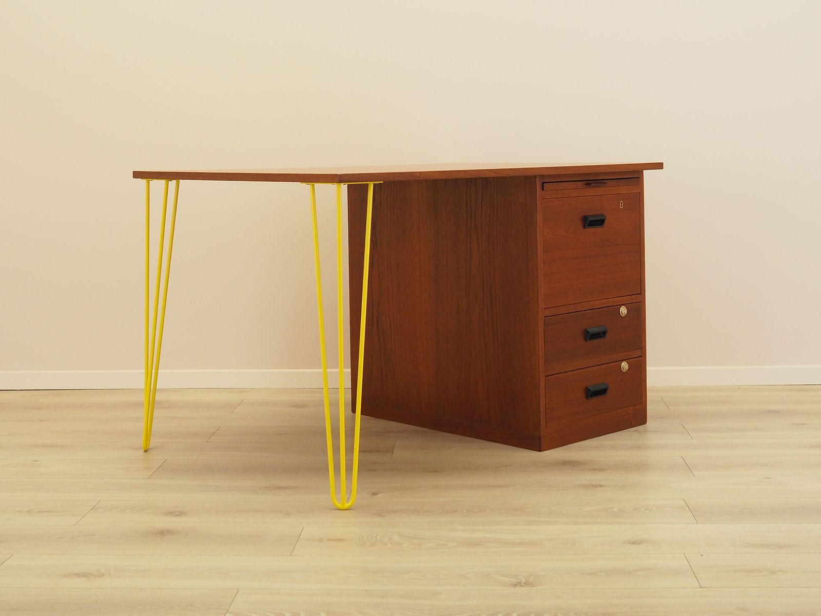 photo furniture Teakhouten bureau, Deens design, jaren 1970, geproduceerd door Bornholm Møbelfabrik