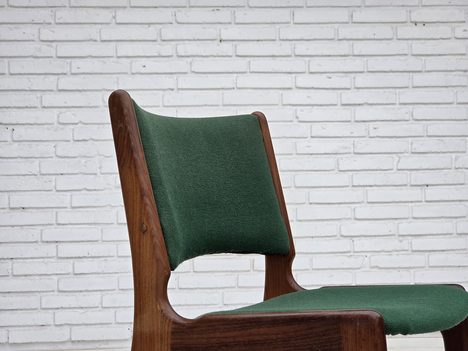 Jaren 1960, Deens design van Erik Buch, set van 4 eetkamerstoelen, model 89. photo Meubels