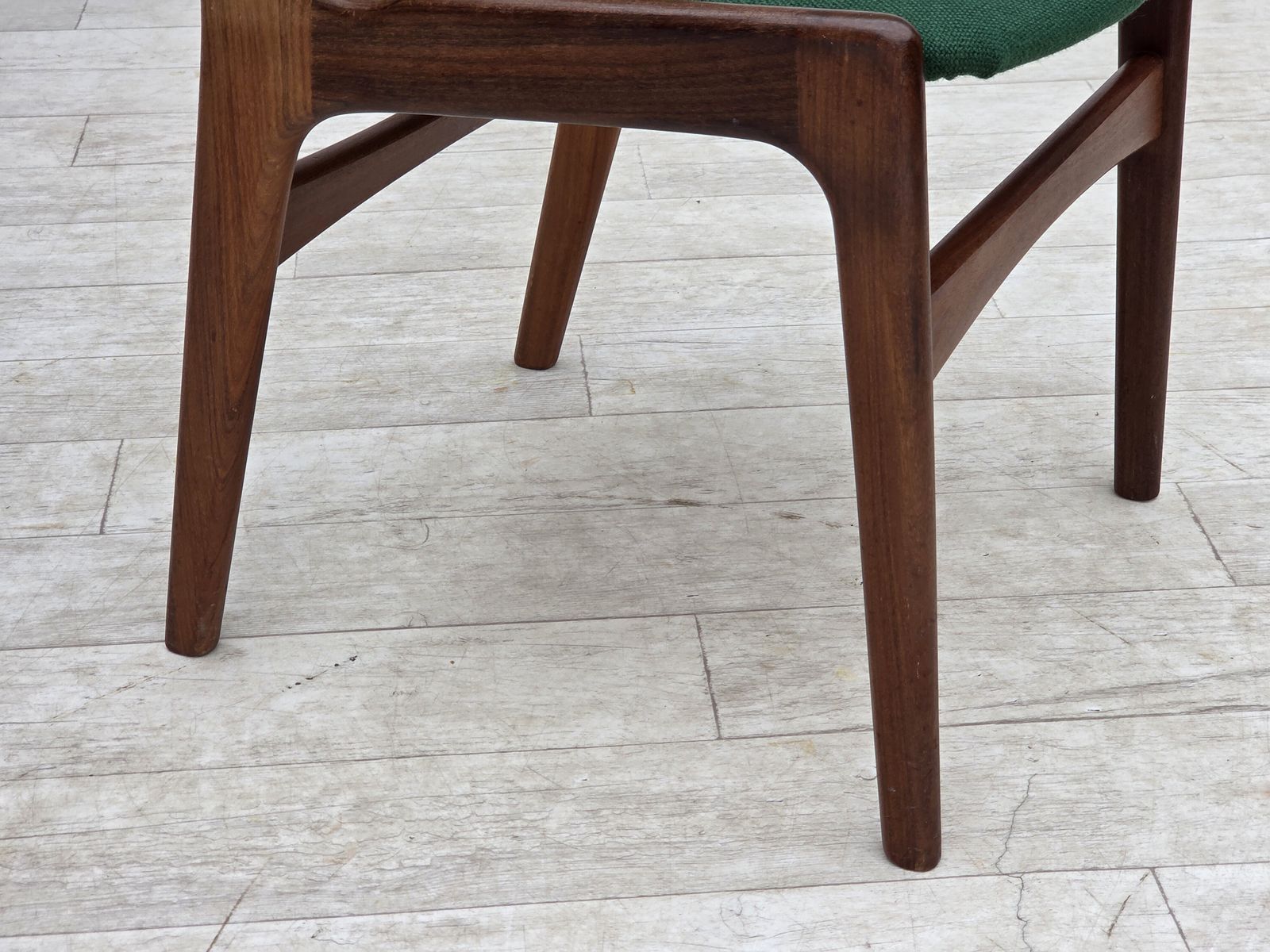 photo furniture Jaren 1960, Deens design van Erik Buch, set van 4 eetkamerstoelen, model 89.