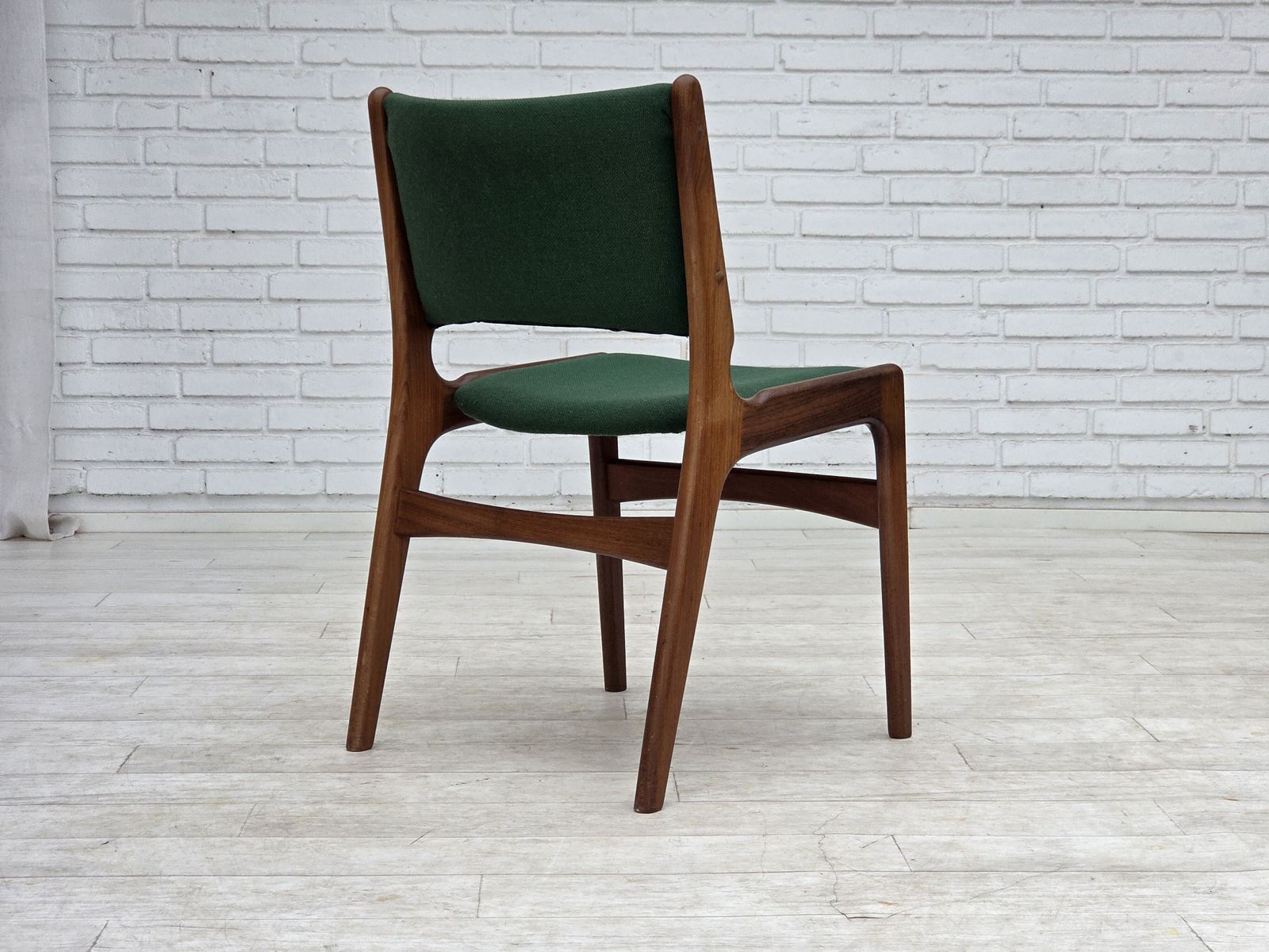 photo buy Jaren 1960, Deens design van Erik Buch, set van 4 eetkamerstoelen, model 89.