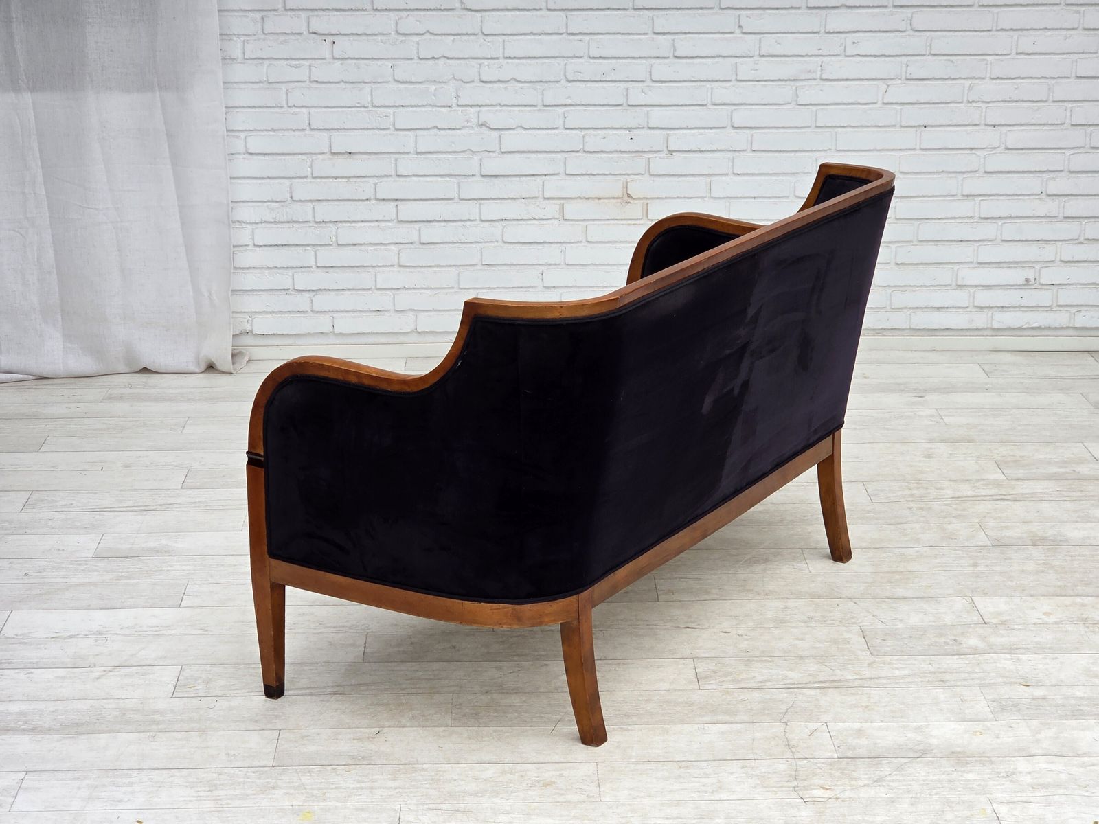 photo vinterior 1950s, Danish Art Deco 2 Seater Sofa, Ash Wood, Furniture Velour.