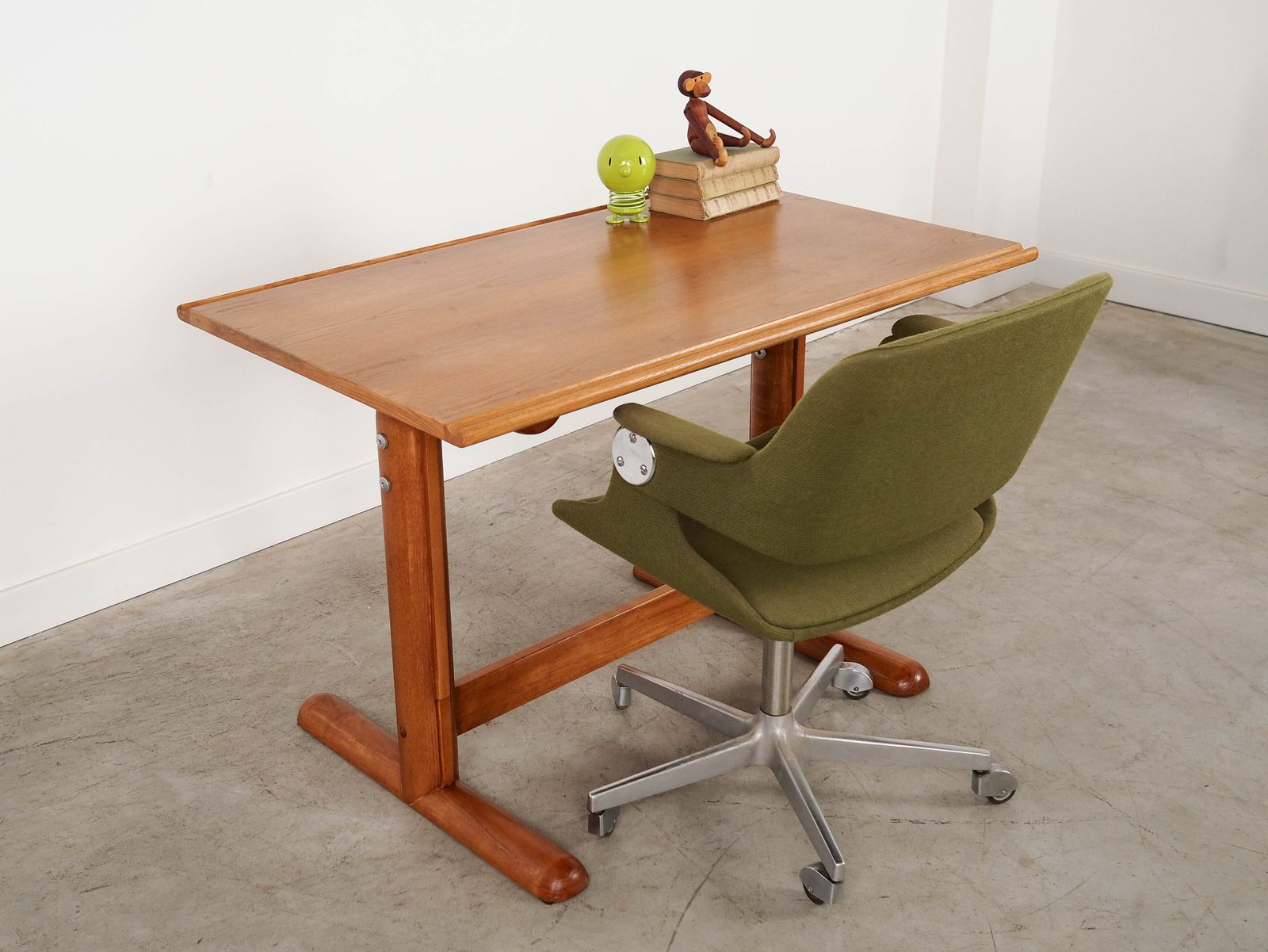 Bureau à plateau réglable, design italien, années 1970, fabriqué en Italie photo for sale