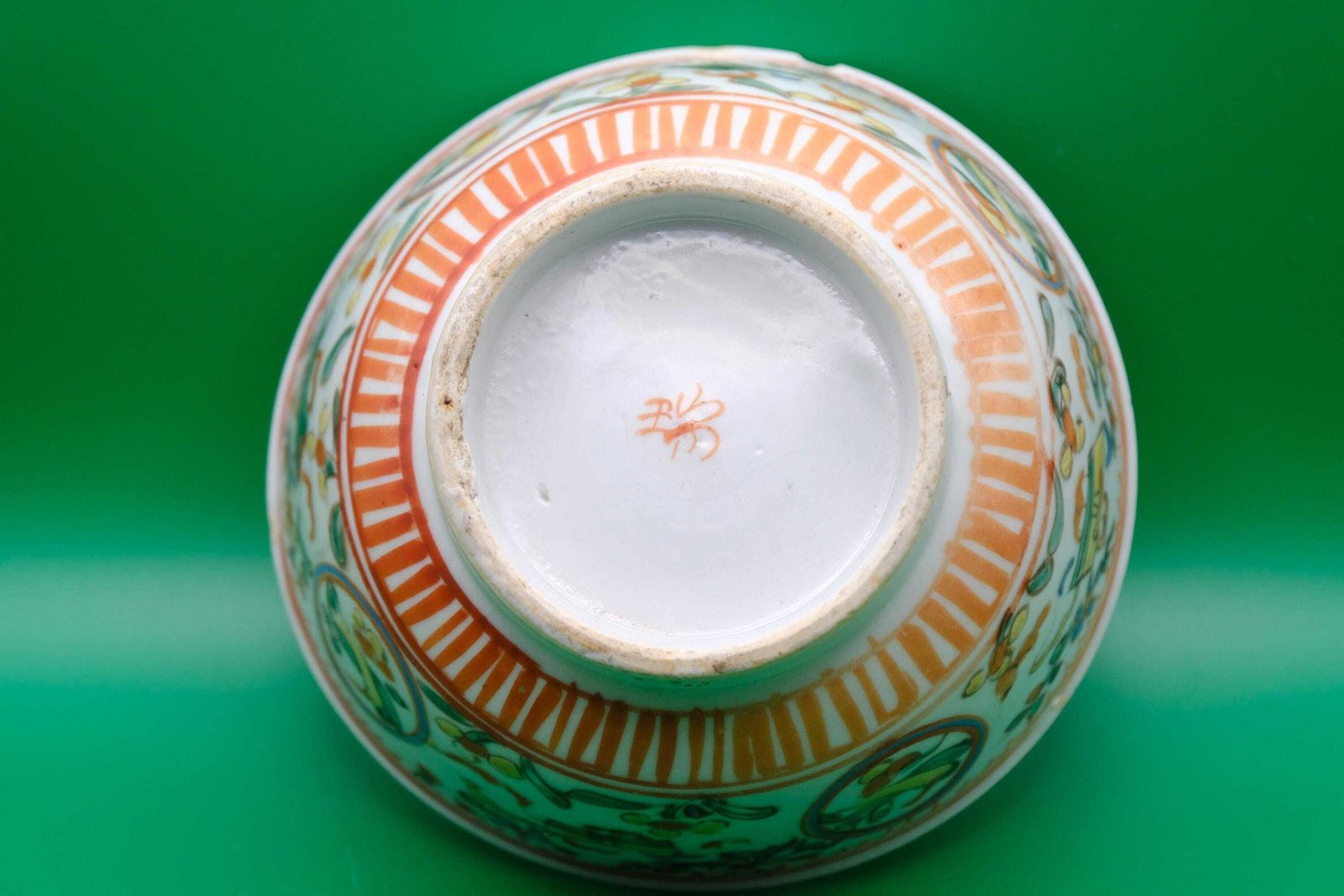 photo vintage Antiek Chinees Swatow-kom, 17e eeuw, Ming/Transitional, ijzerrood exportaardewerk, geauthenticeerd door veilinghuis