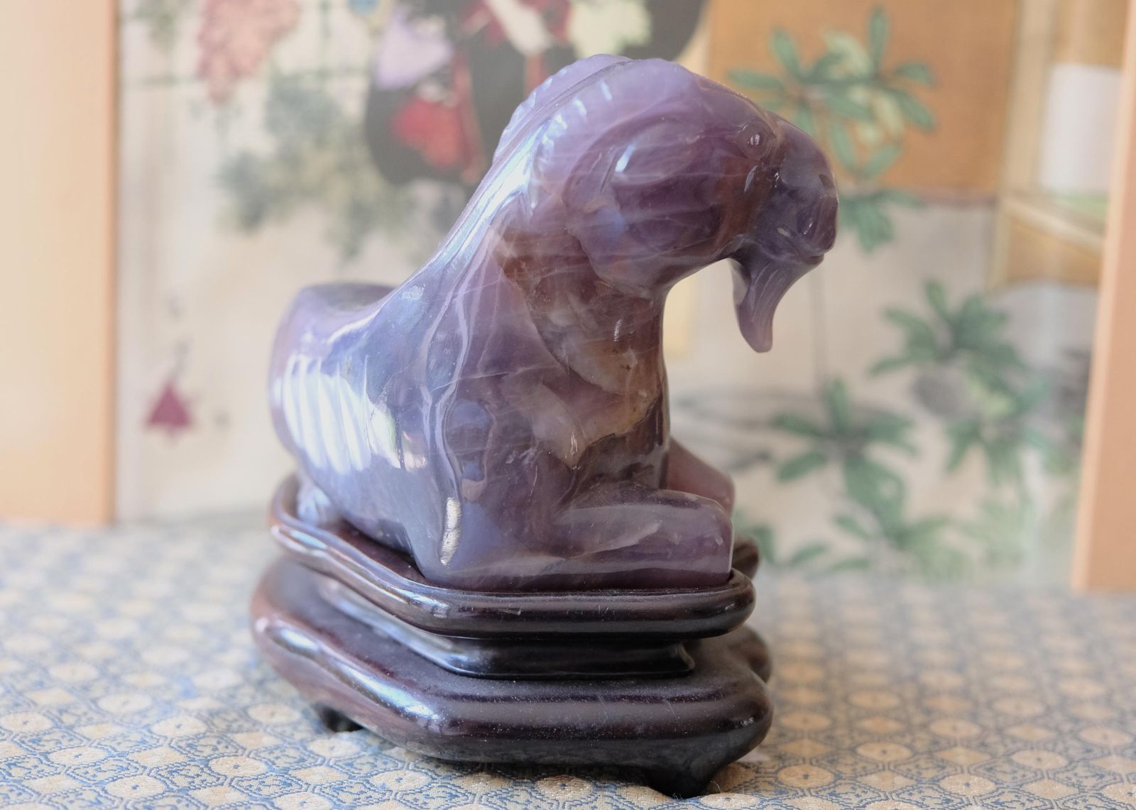 photo vinterior Antiek Chinees hardstenen beeldje ram schaap geit, paarse amethist kwarts, Qing/Republiek, houten standaard