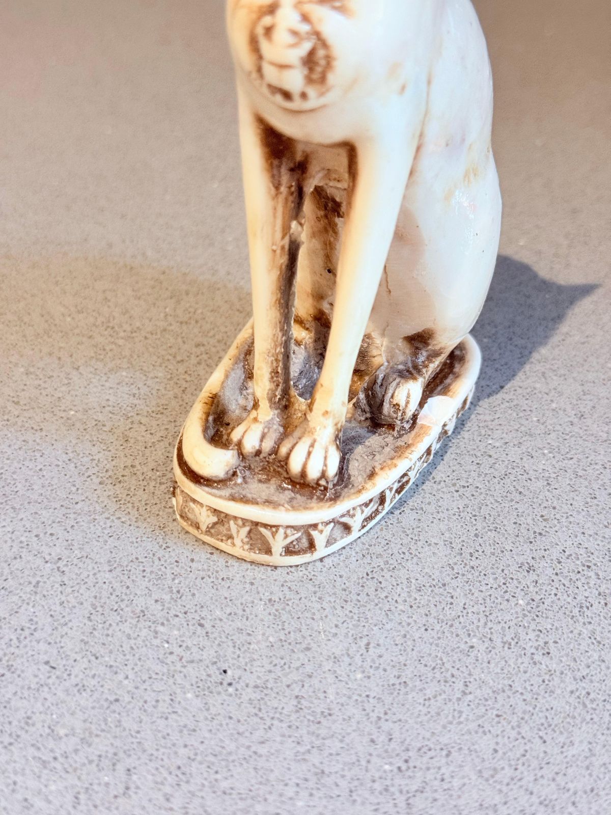 Vintage Bastet kattensculptuur, Egyptisch crème resin beeldje, woondecoratie photo 338.0