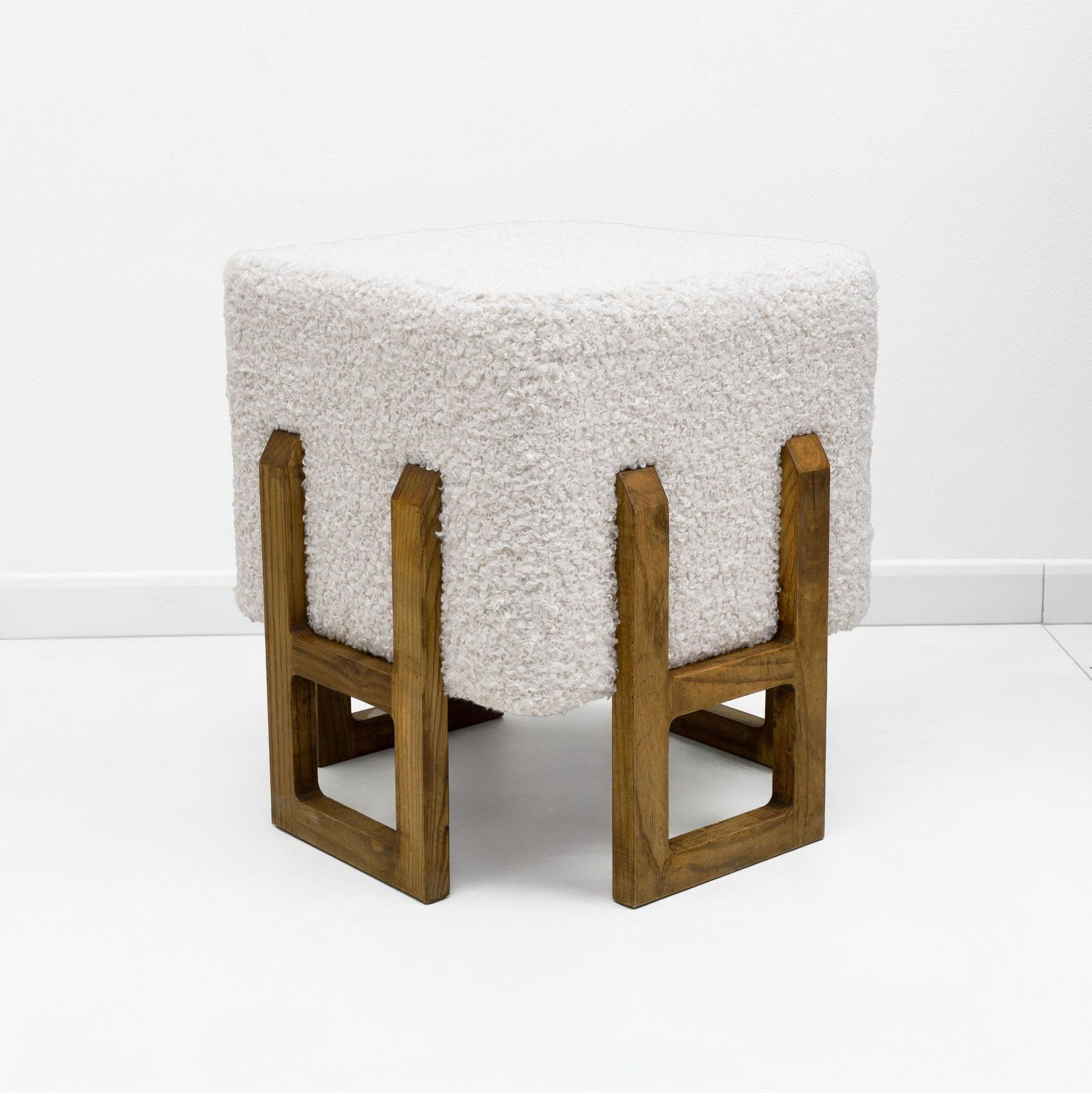 Paar Italiaanse Modernistische Krukken van Essenhout Bekleed met Witte Bouclé photo vinterior